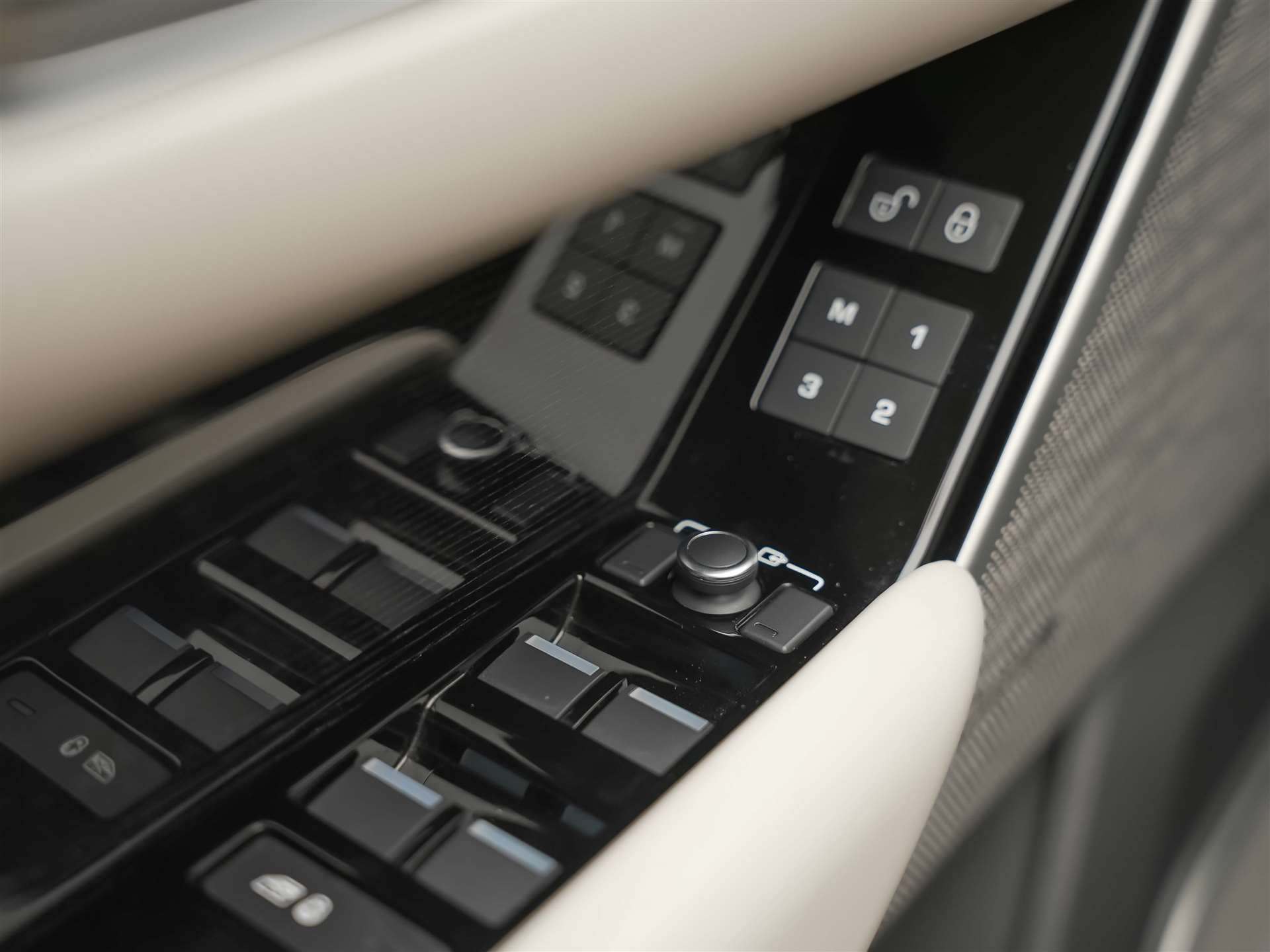 LAND ROVER Range Rover Velar D 300 R-Dynamic HSE *CH-Auto*Massage*Panorama*Head-Up*Sitzlüftung*-image-22