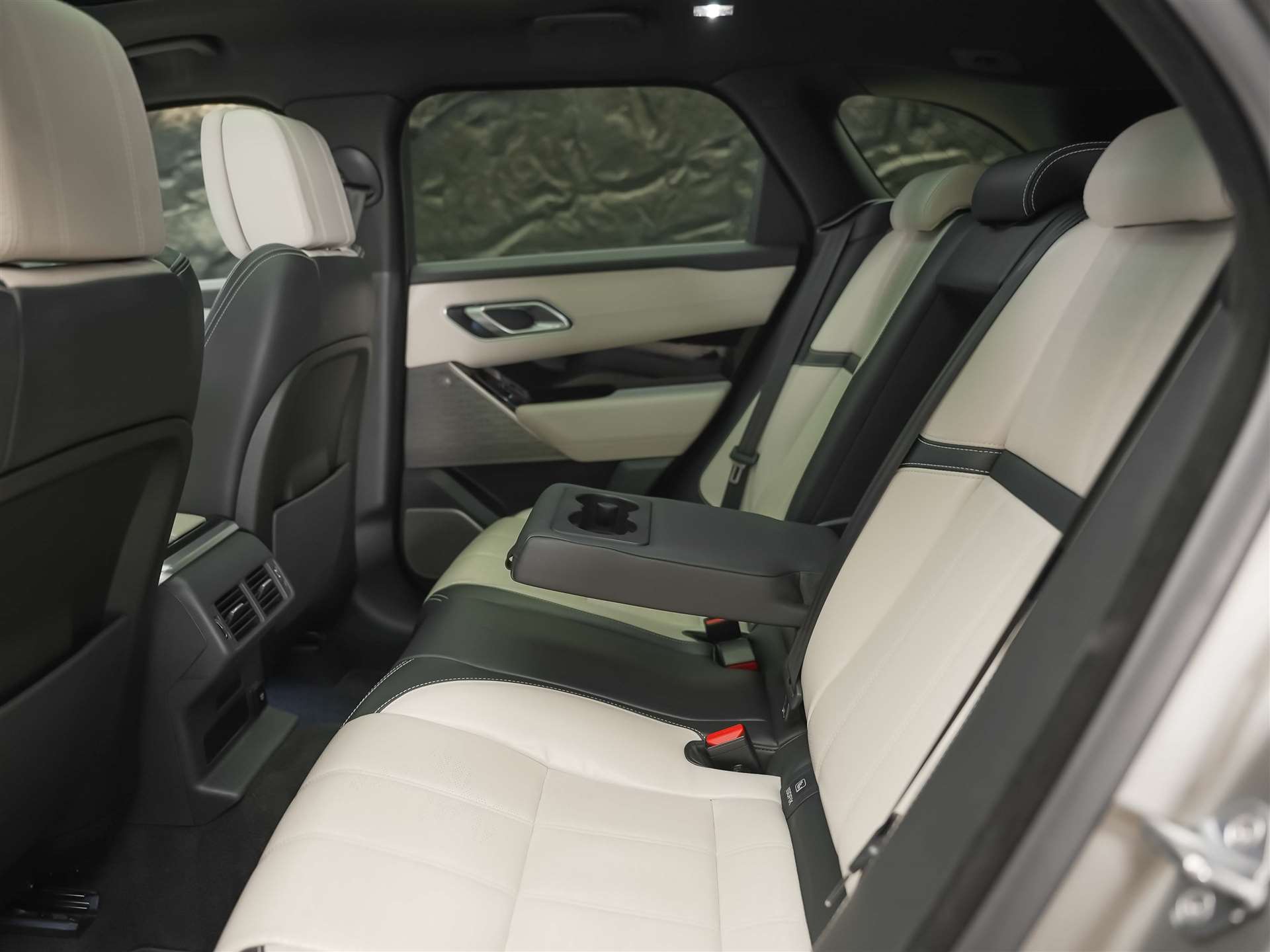 LAND ROVER Range Rover Velar D 300 R-Dynamic HSE *CH-Auto*Massage*Panorama*Head-Up*Sitzlüftung*-image-13