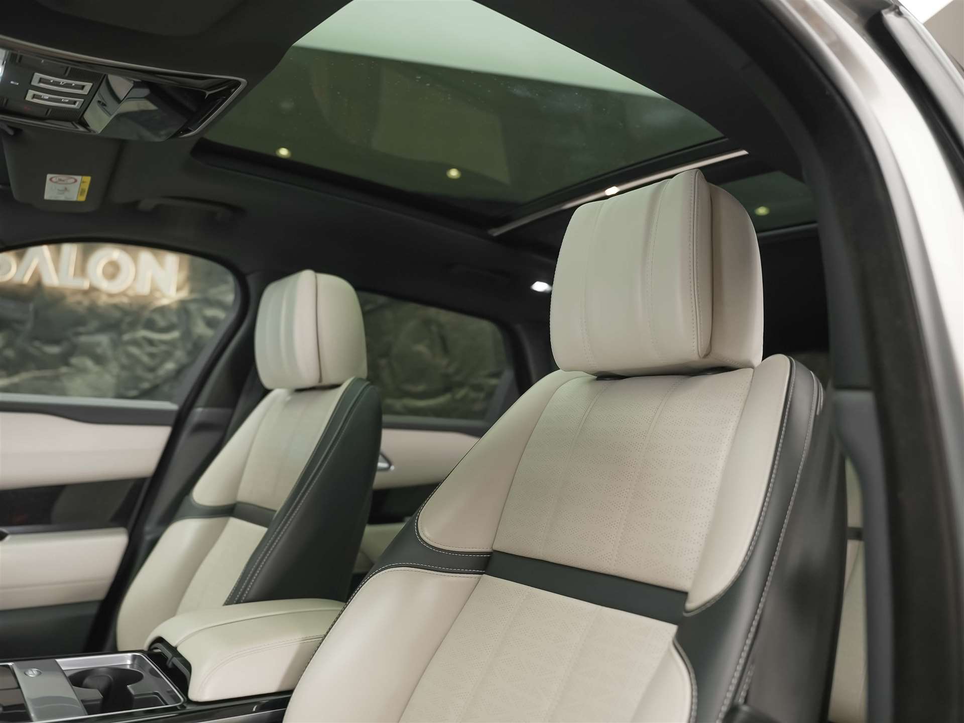LAND ROVER Range Rover Velar D 300 R-Dynamic HSE *CH-Auto*Massage*Panorama*Head-Up*Sitzlüftung*-image-10