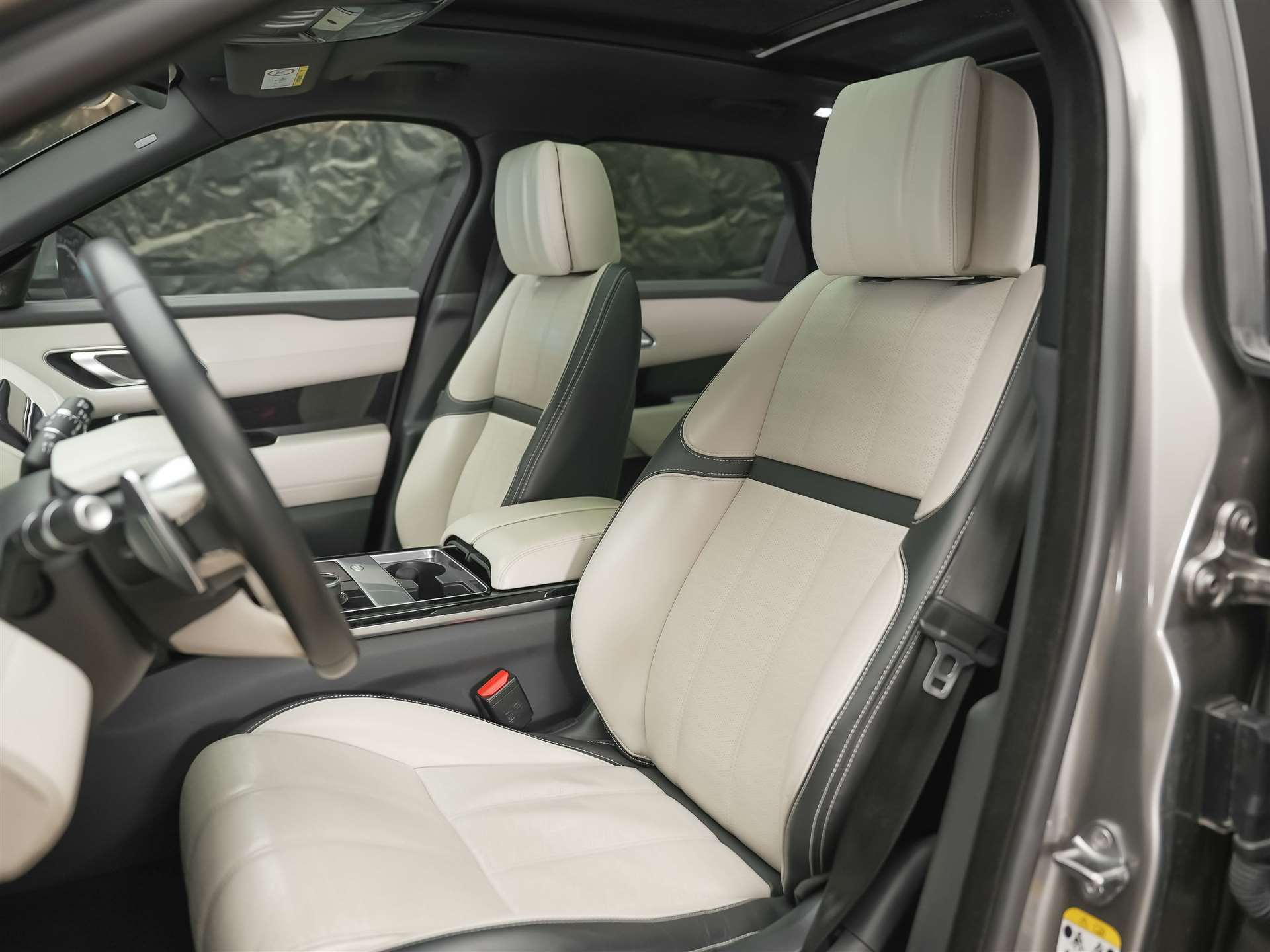 LAND ROVER Range Rover Velar D 300 R-Dynamic HSE *CH-Auto*Massage*Panorama*Head-Up*Sitzlüftung*-image-9