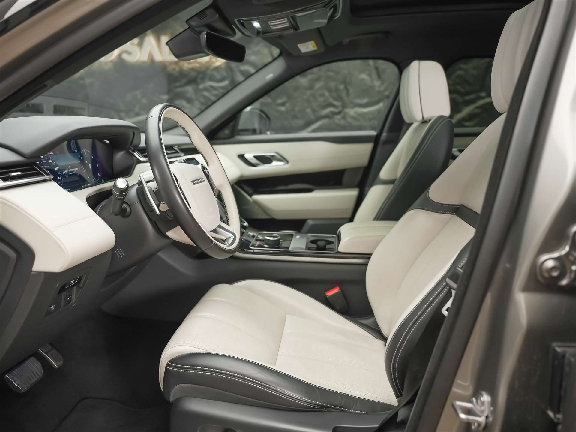 LAND ROVER Range Rover Velar D 300 R-Dynamic HSE *CH-Auto*Massage*Panorama*Head-Up*Sitzlüftung*-image-8