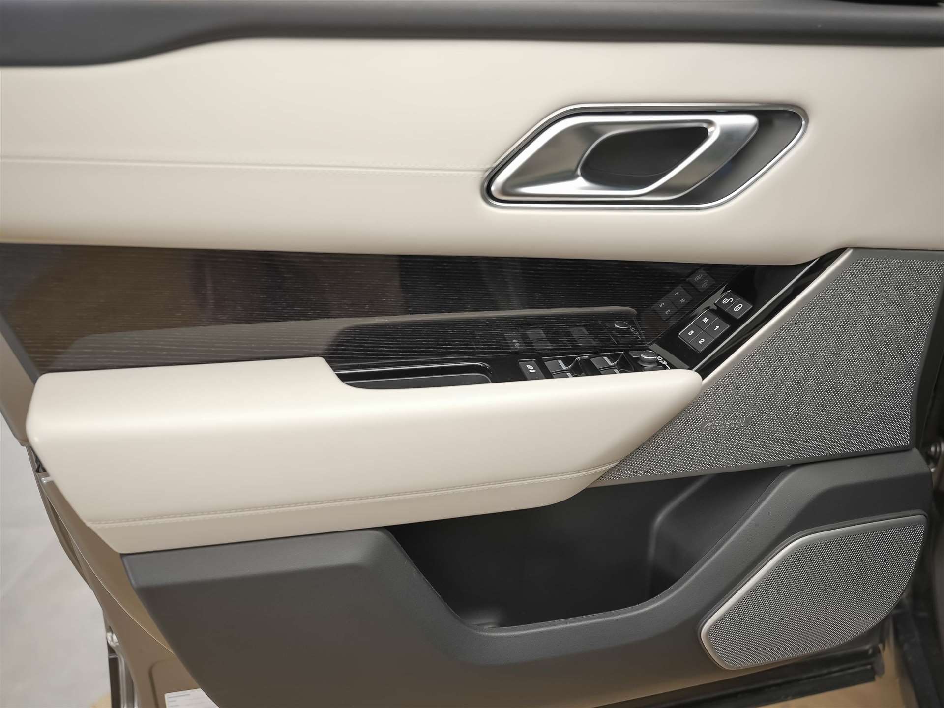 LAND ROVER Range Rover Velar D 300 R-Dynamic HSE *CH-Auto*Massage*Panorama*Head-Up*Sitzlüftung*-image-21