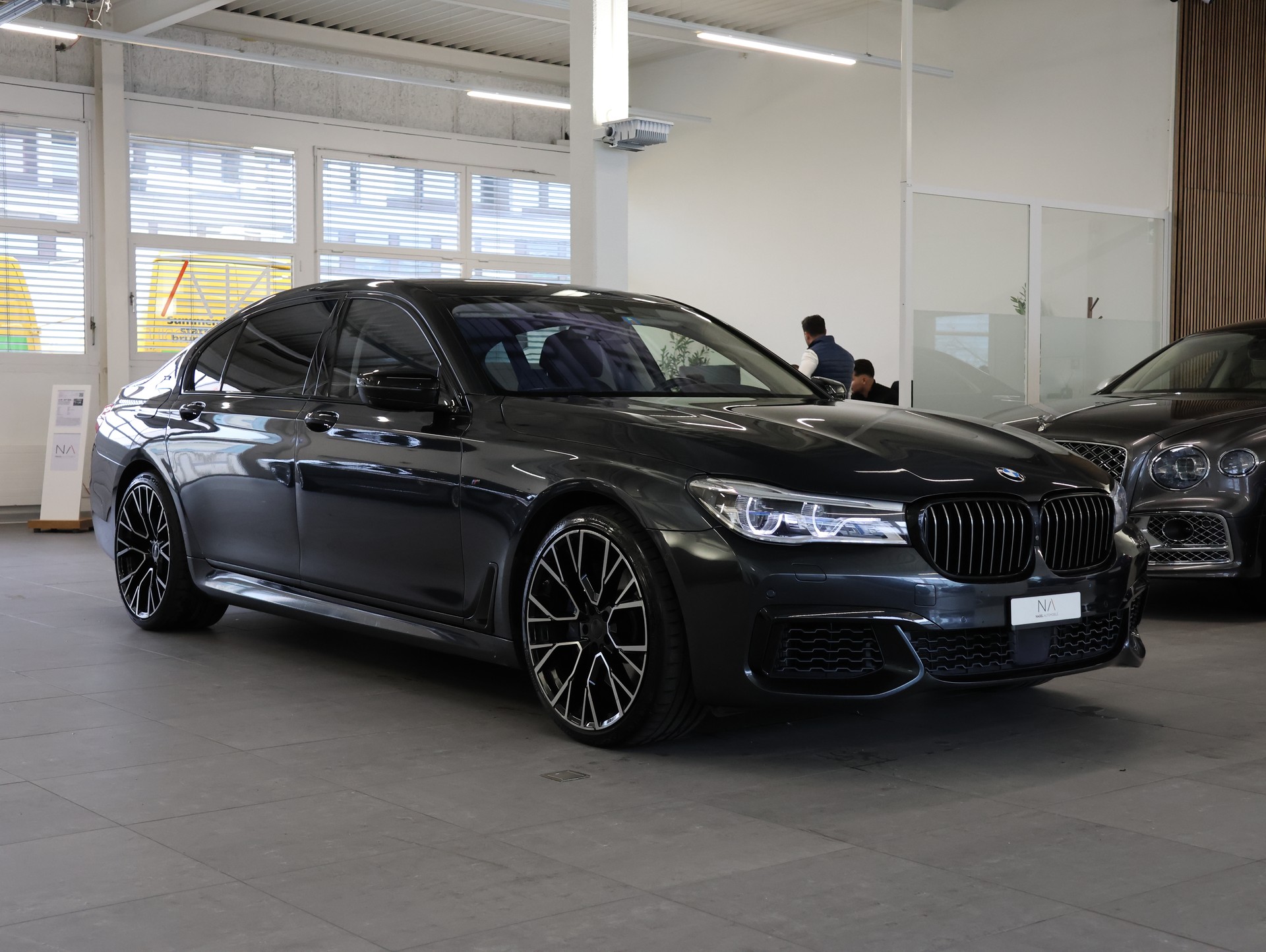 BMW M760Li xDrive Steptronic *M-Performance* *Massagesitze* *Gestiksteuerung Pro*-image-1