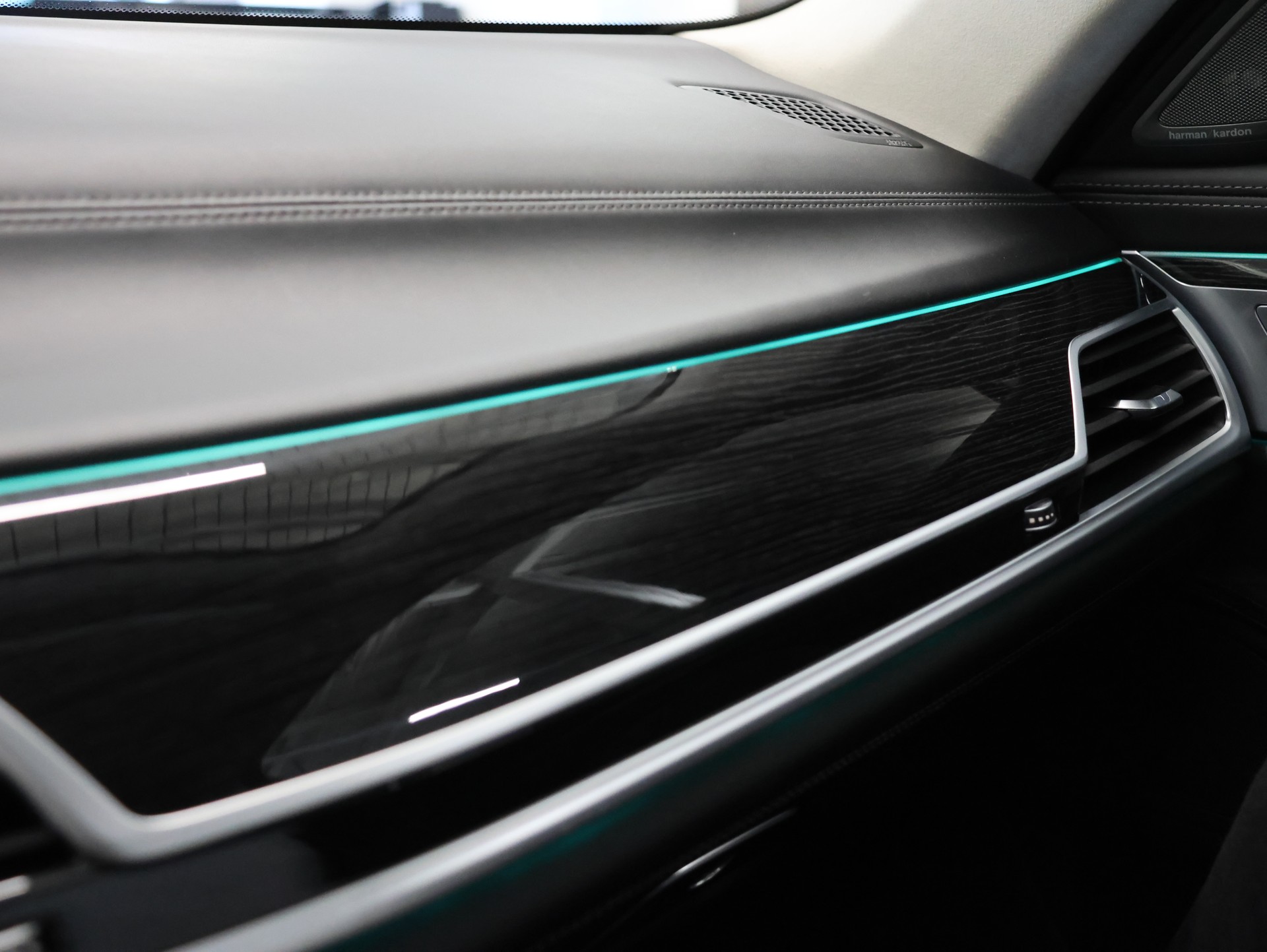 BMW M760Li xDrive Steptronic *M-Performance* *Massagesitze* *Gestiksteuerung Pro*-image-33