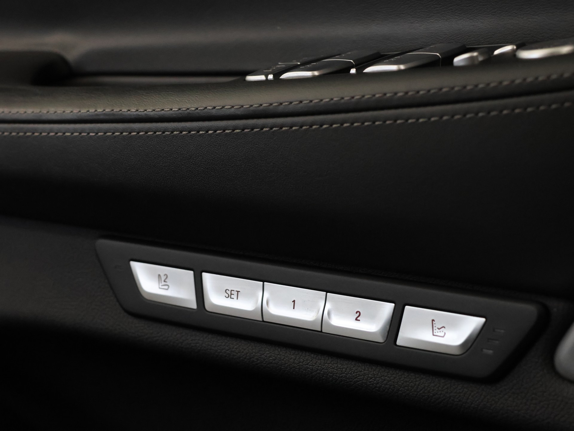 BMW M760Li xDrive Steptronic *M-Performance* *Massagesitze* *Gestiksteuerung Pro*-image-35