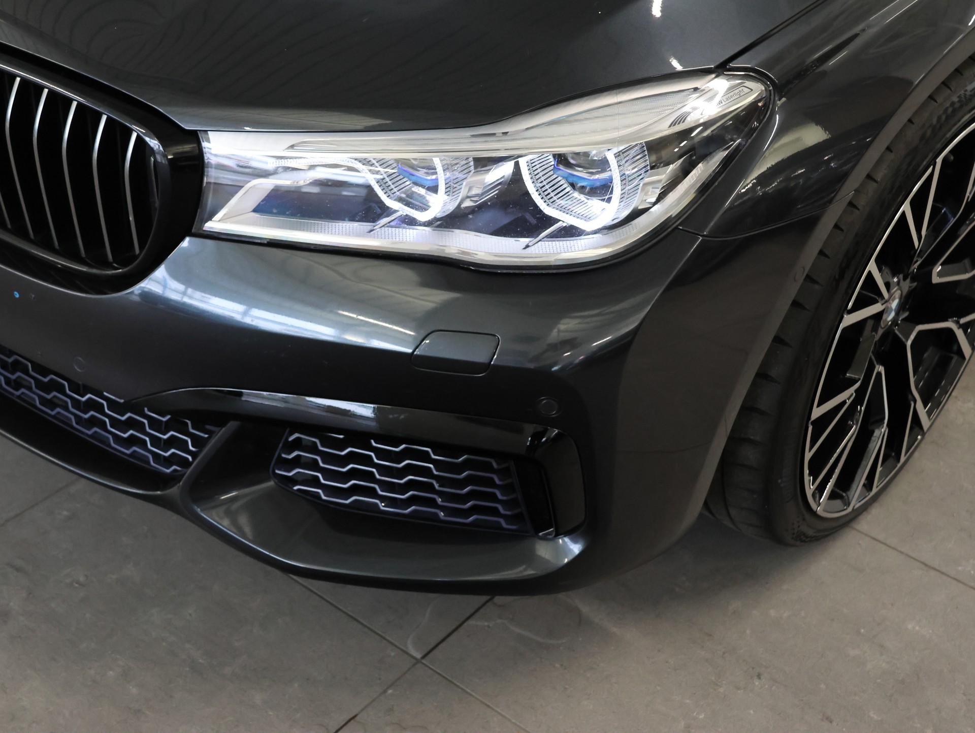 BMW M760Li xDrive Steptronic *M-Performance* *Massagesitze* *Gestiksteuerung Pro*-image-9