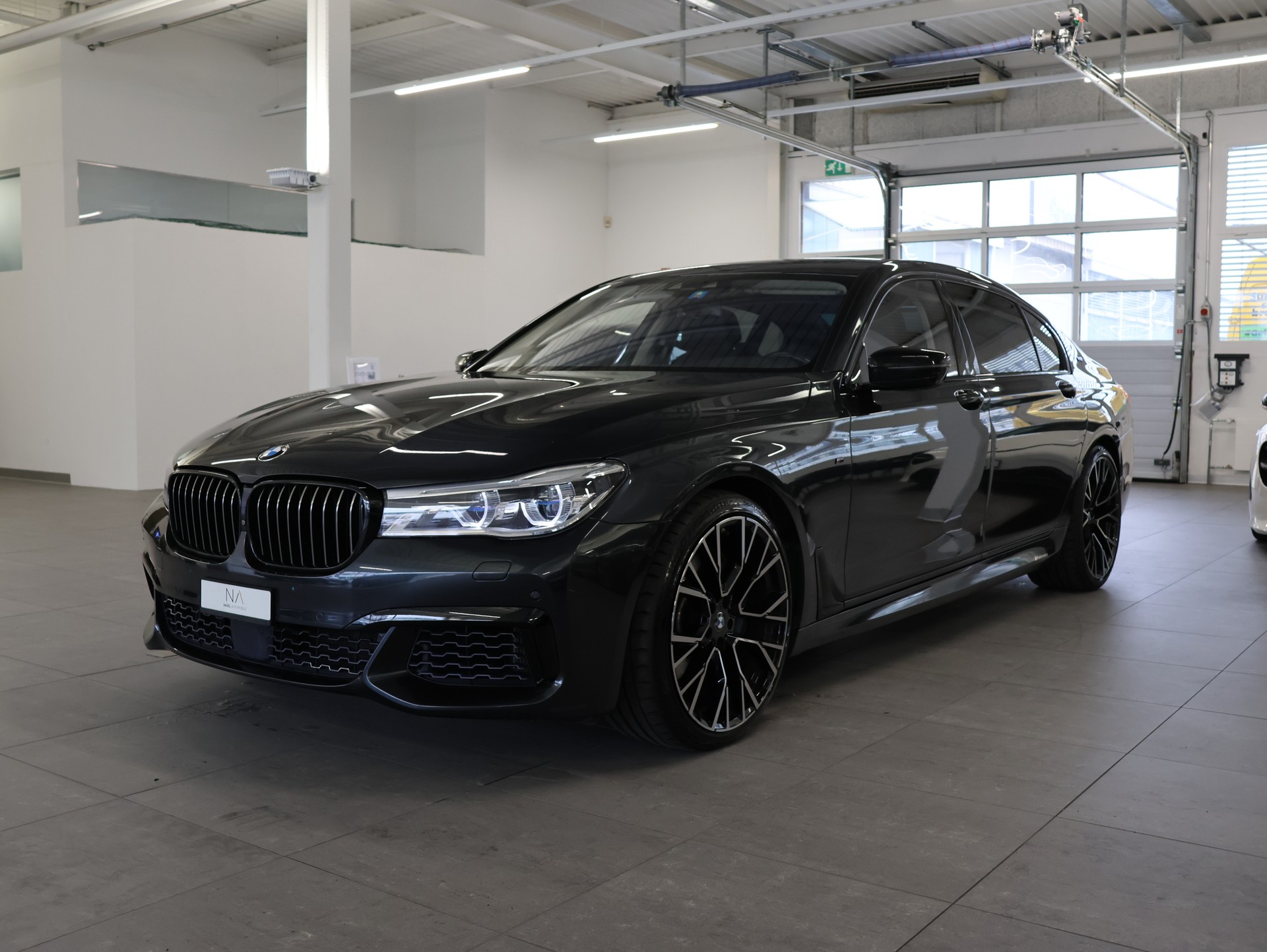 BMW M760Li xDrive Steptronic *M-Performance* *Massagesitze* *Gestiksteuerung Pro*-image-3