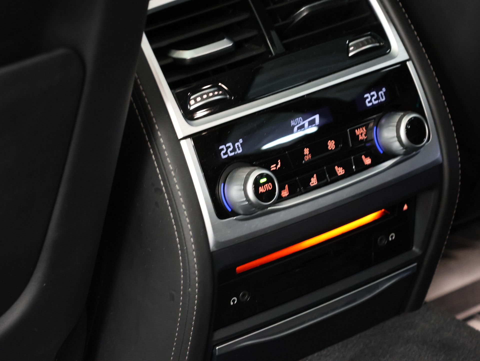 BMW M760Li xDrive Steptronic *M-Performance* *Massagesitze* *Gestiksteuerung Pro*-image-40