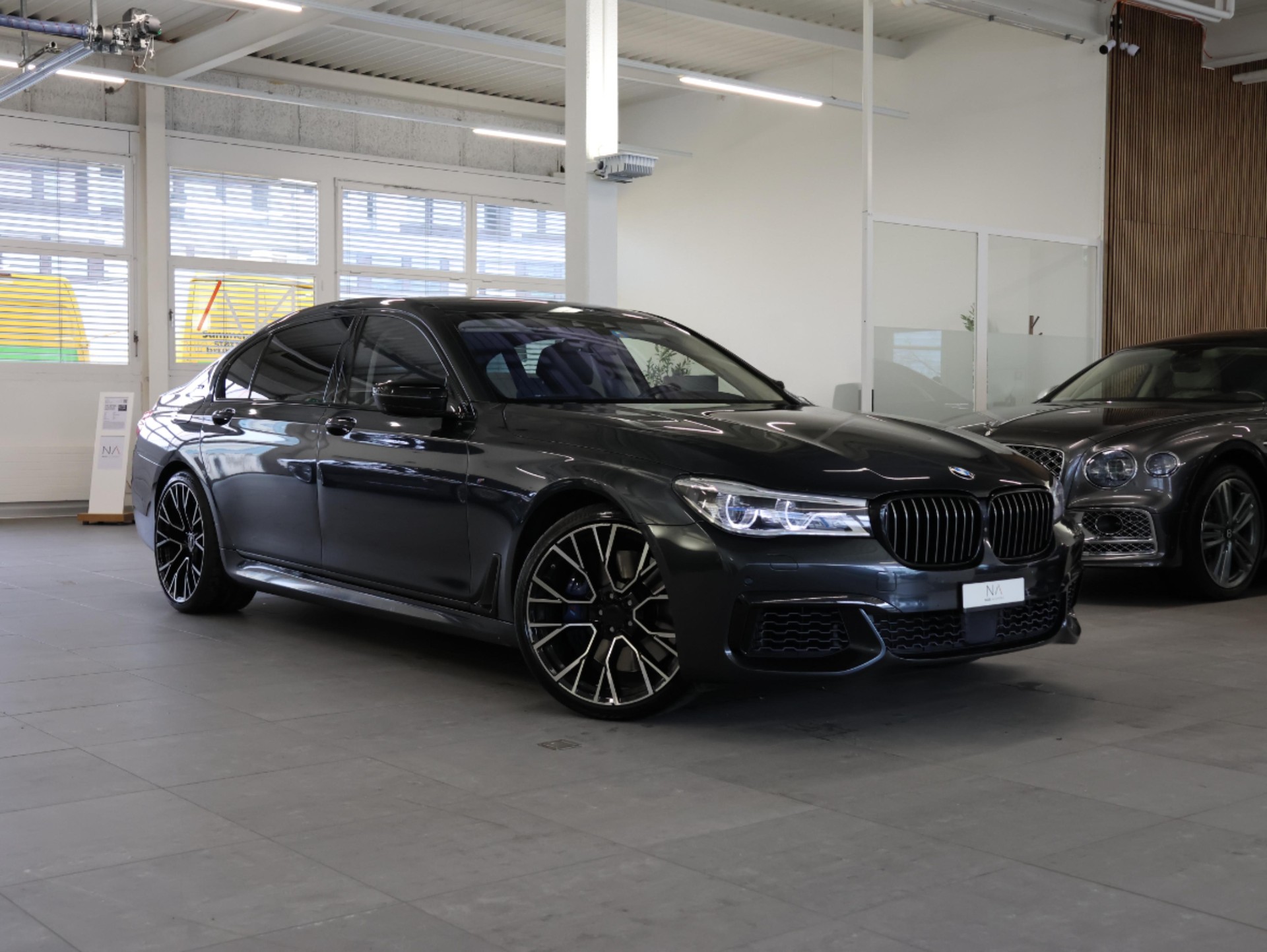 BMW M760Li xDrive Steptronic *M-Performance* *Massagesitze* *Gestiksteuerung Pro*-image-0
