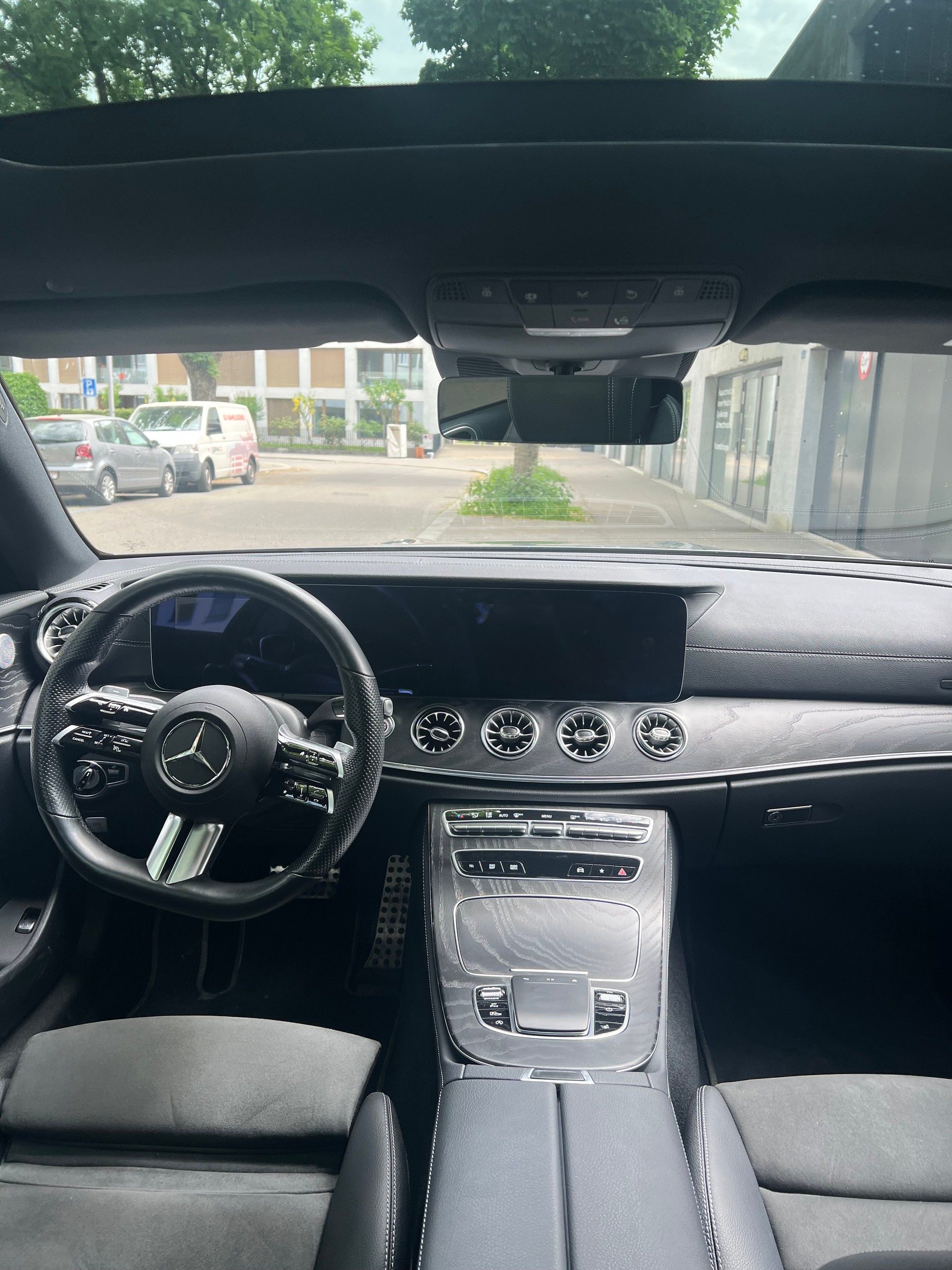 MERCEDES-BENZ E 200 Coupé 4Matic AMG Line 9G-Tronic-image-4