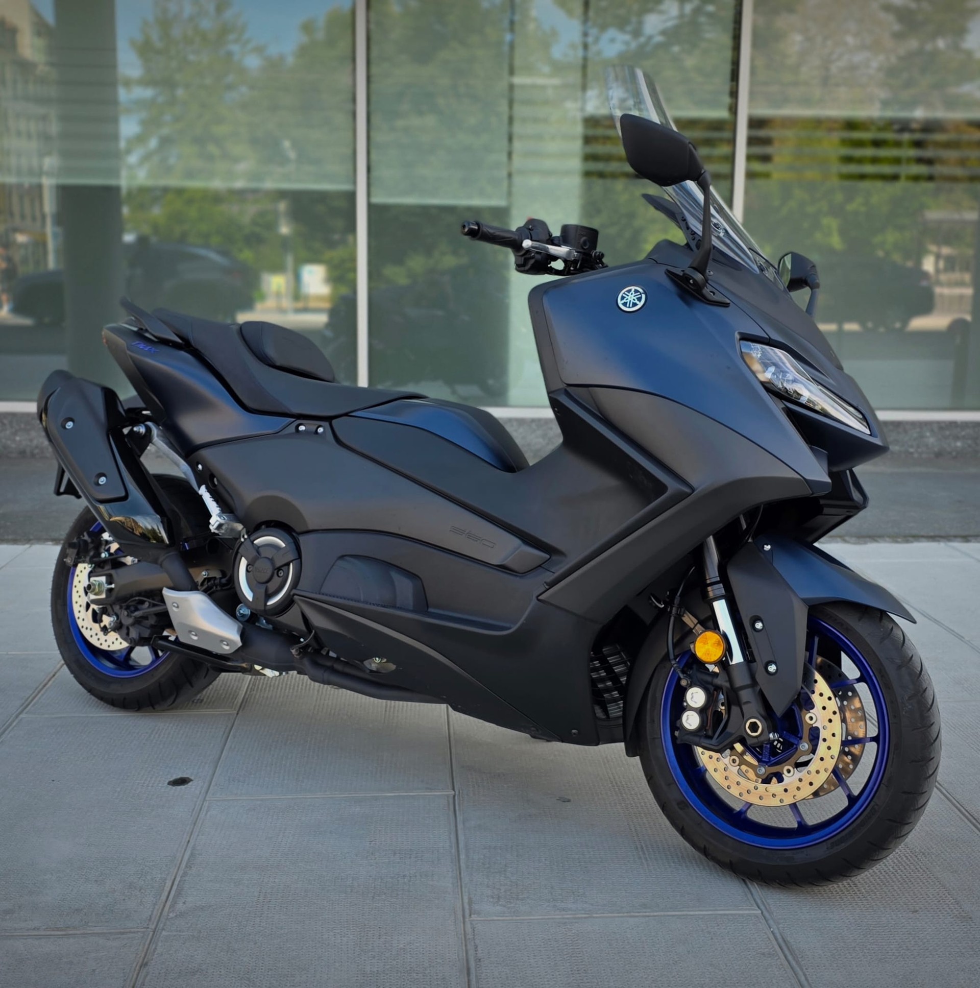 YAMAHA T-MAX XP 560-showroom-element-2
