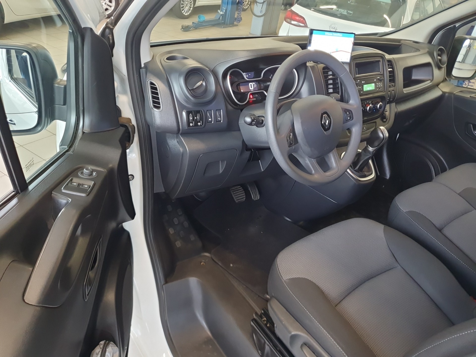 RENAULT Trafic 2.0 ENERGY dCi145 3.0t L1H1 AUTOMAT-image-9