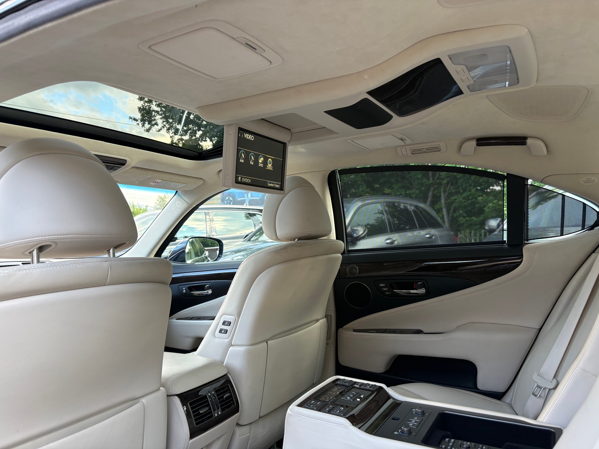 LEXUS LS 600h 5.0 V8 AWD Automatic-image-10
