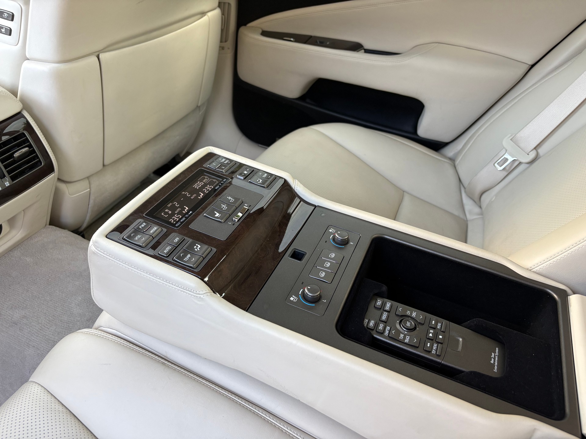 LEXUS LS 600h 5.0 V8 AWD Automatic-image-12