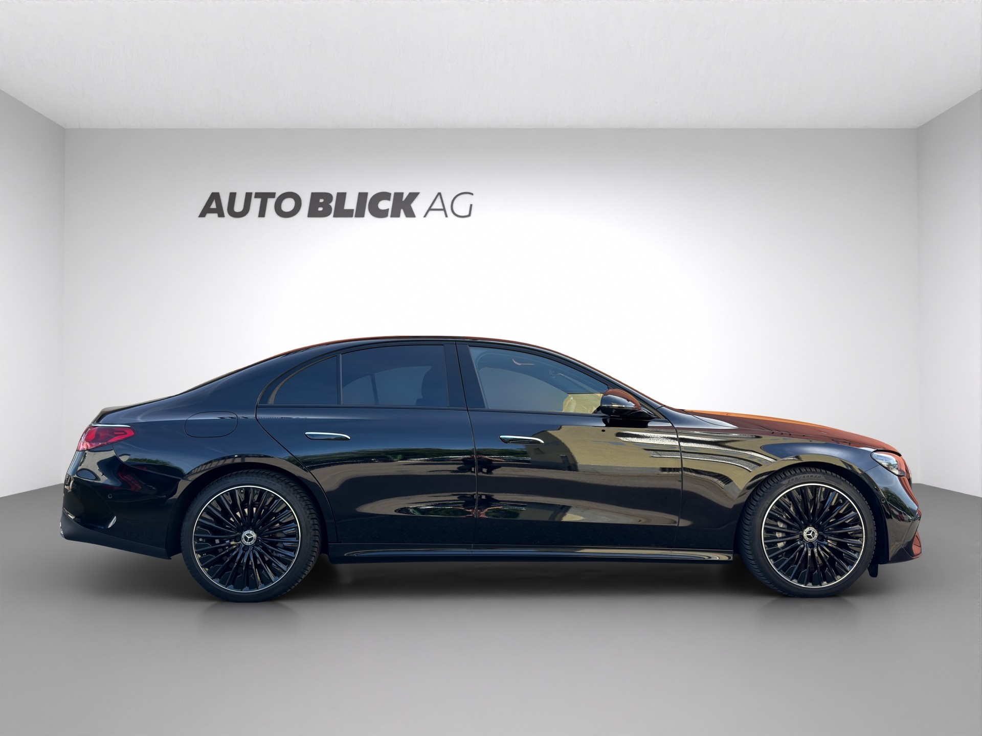 MERCEDES-BENZ E 220 d 4Matic AMG Line 9G-Tronic-showroom-element-3