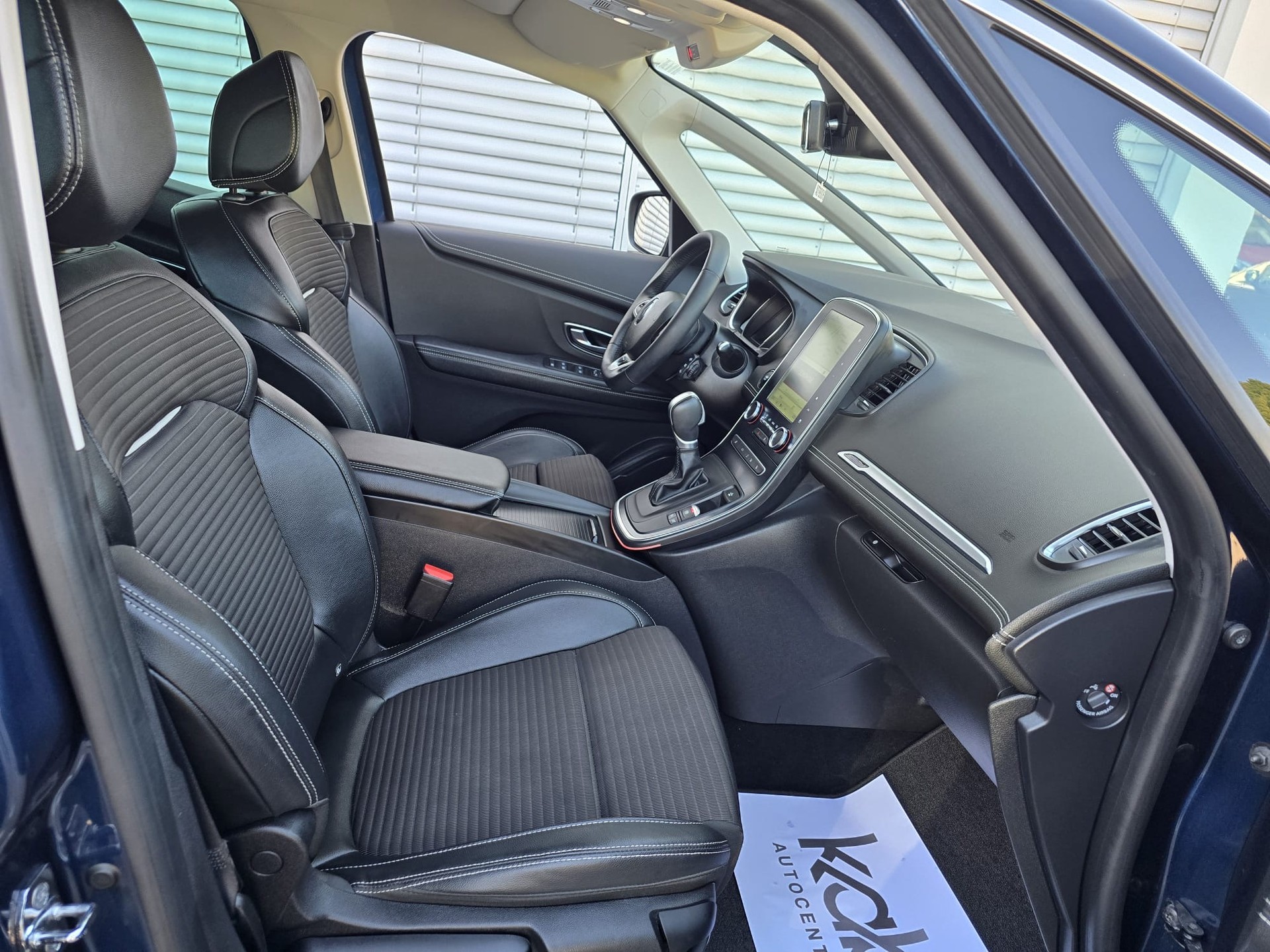 RENAULT Scénic 1.3 16V Turbo Zen EDC-image-12