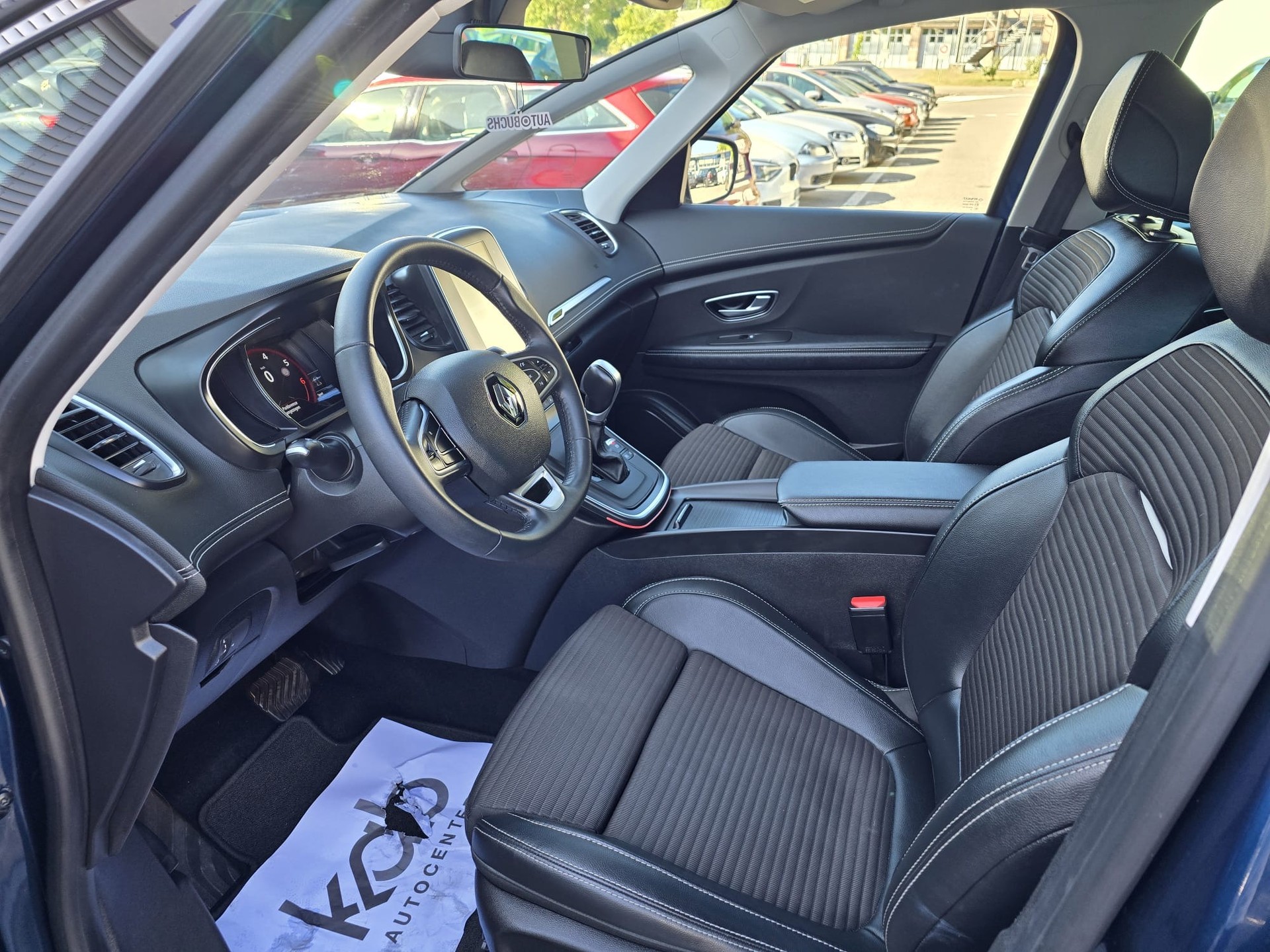 RENAULT Scénic 1.3 16V Turbo Zen EDC-image-9