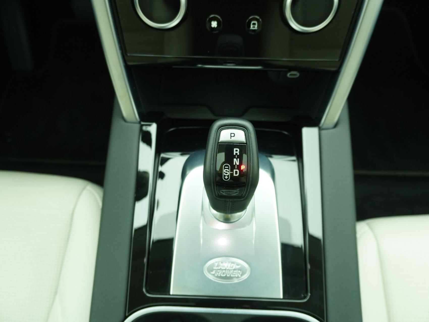 LAND ROVER Discovery Sport 2.0 SD4 SE-image-15