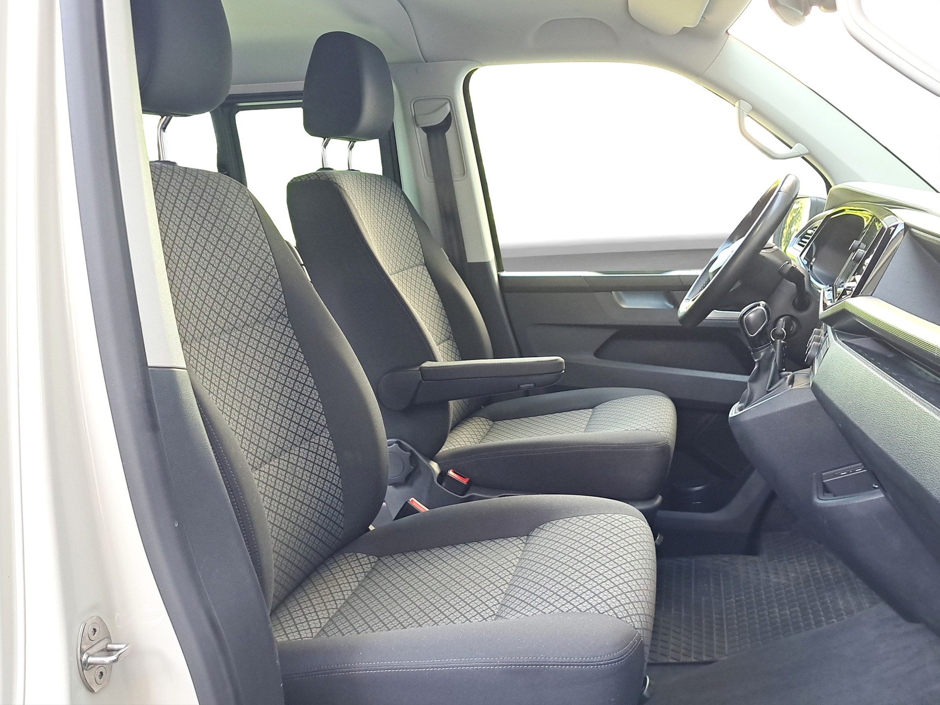 VW T6.1 Multivan 2.0 TDI Trendline DSG-image-11