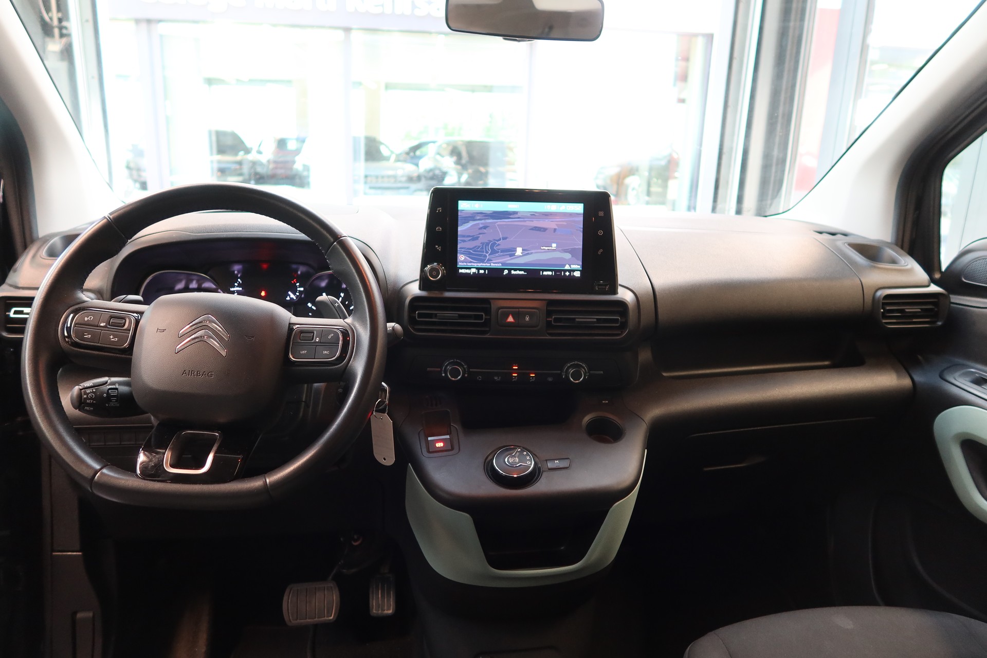 CITROEN Berlingo 1.2i Swiss EAT8-image-6