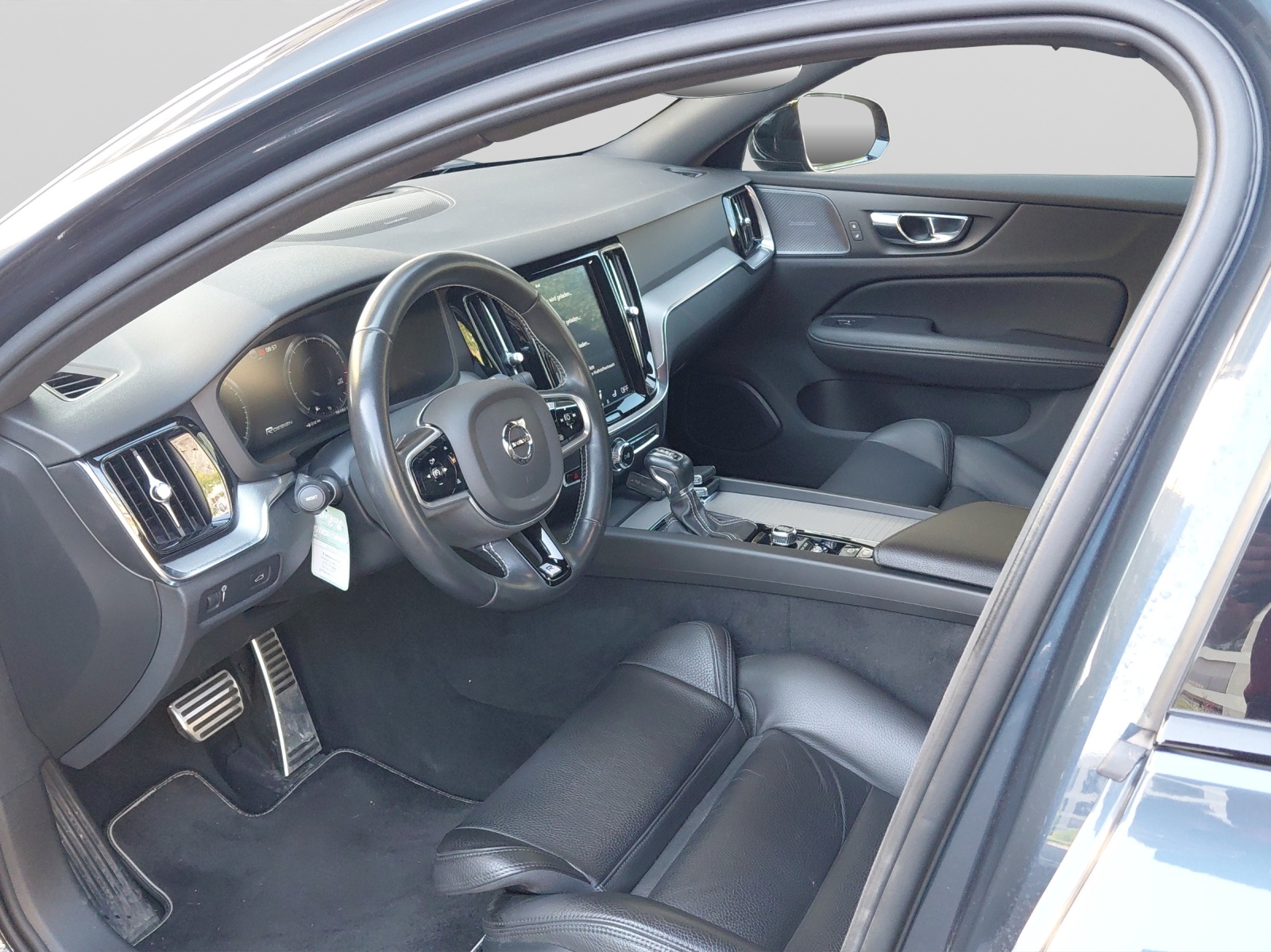 VOLVO V60 2.0 T6 R-Design AWD-image-8