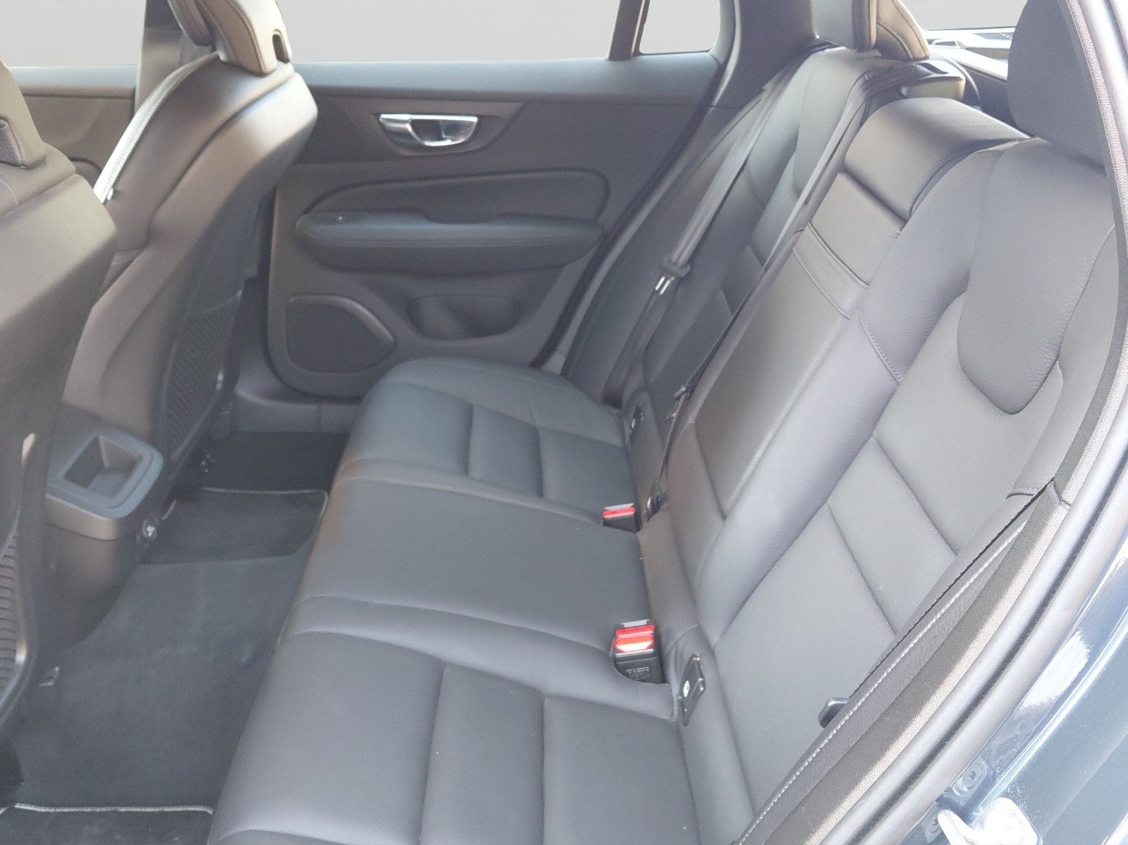 VOLVO V60 2.0 T6 R-Design AWD-image-12