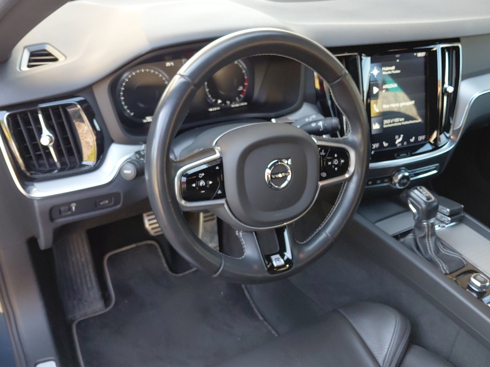 VOLVO V60 2.0 T6 R-Design AWD-image-9