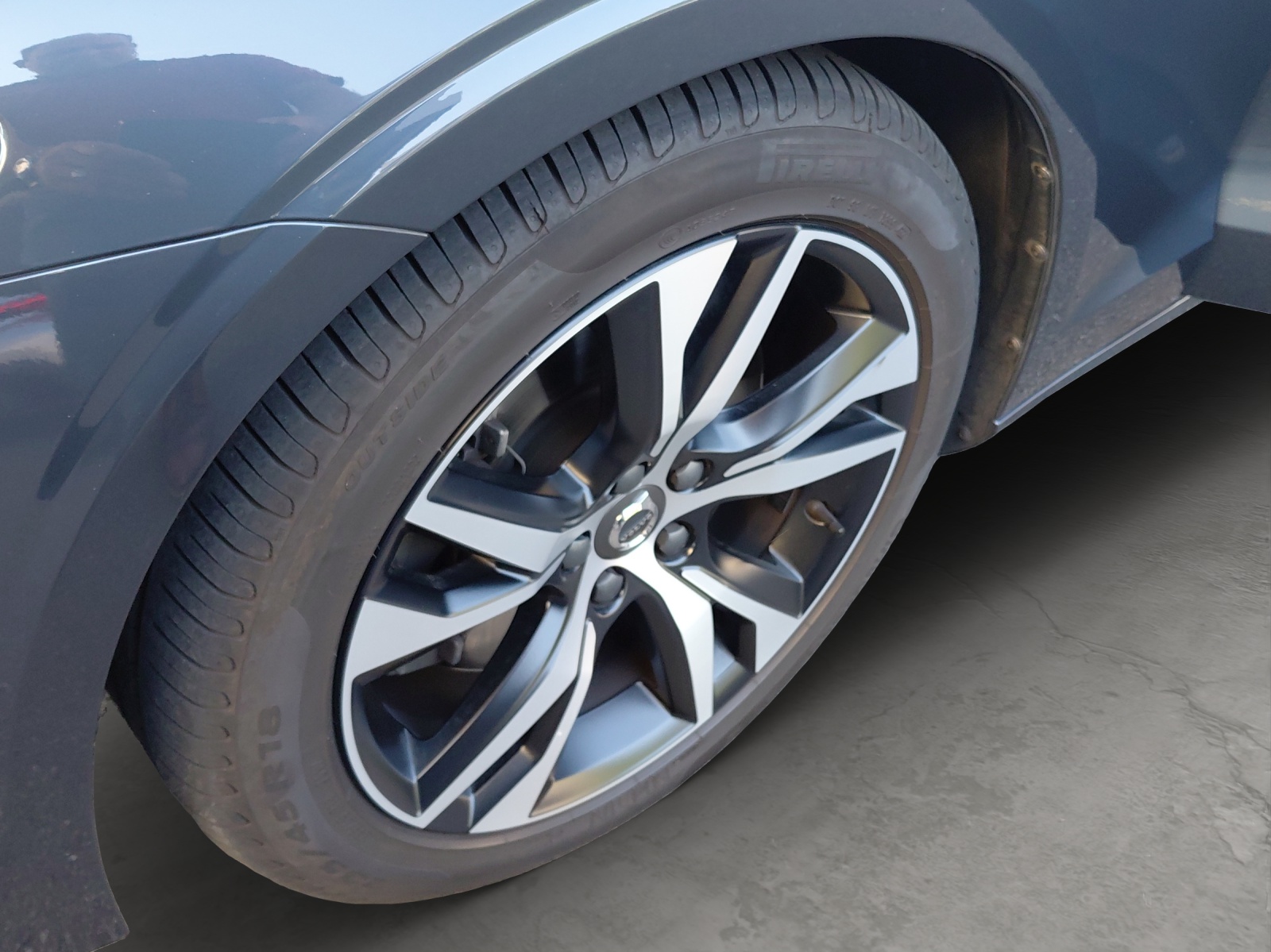 VOLVO V60 2.0 T6 R-Design AWD-image-14