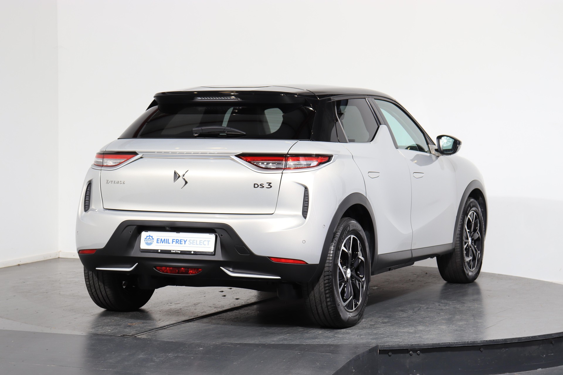DS AUTOMOBILES 3 Crossback E-Tense So Chic-showroom-element-2