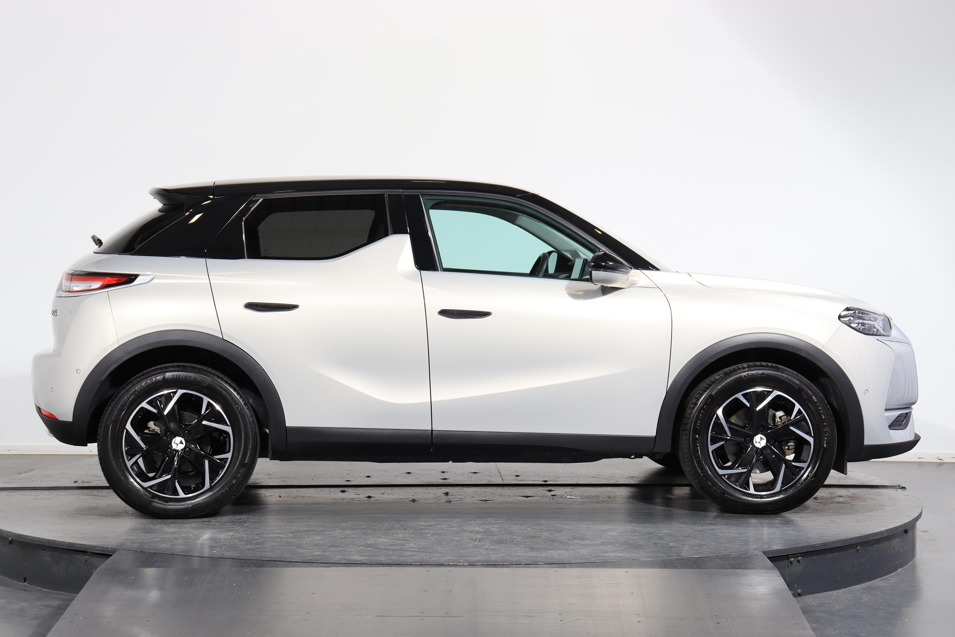 DS AUTOMOBILES 3 Crossback E-Tense So Chic-showroom-element-1