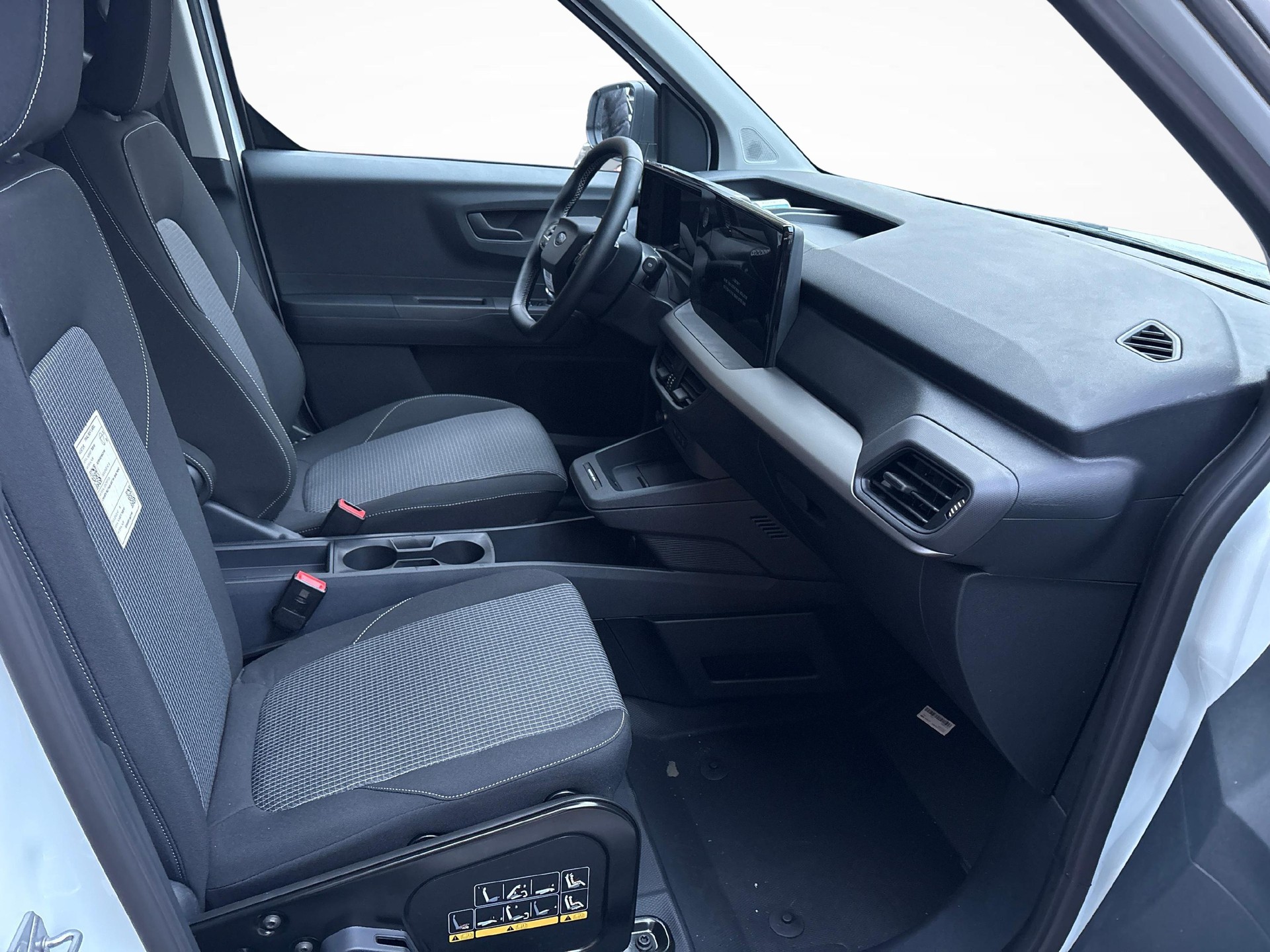 FORD E-Transit Courier Van Trend-image-8