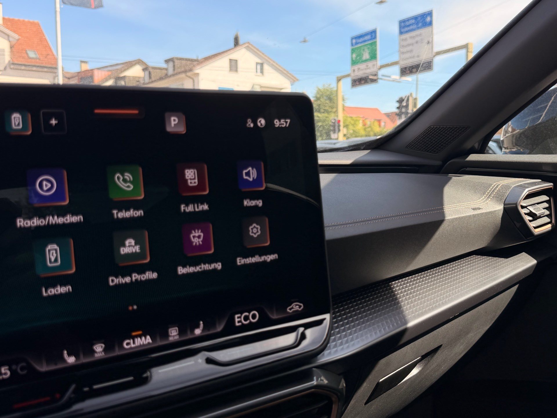 CUPRA Formentor 1.5 TSI e-Hybrid 204 PS *** TOPAUSSTATTUNG MIT NUR 1'500 KM ***-image-27