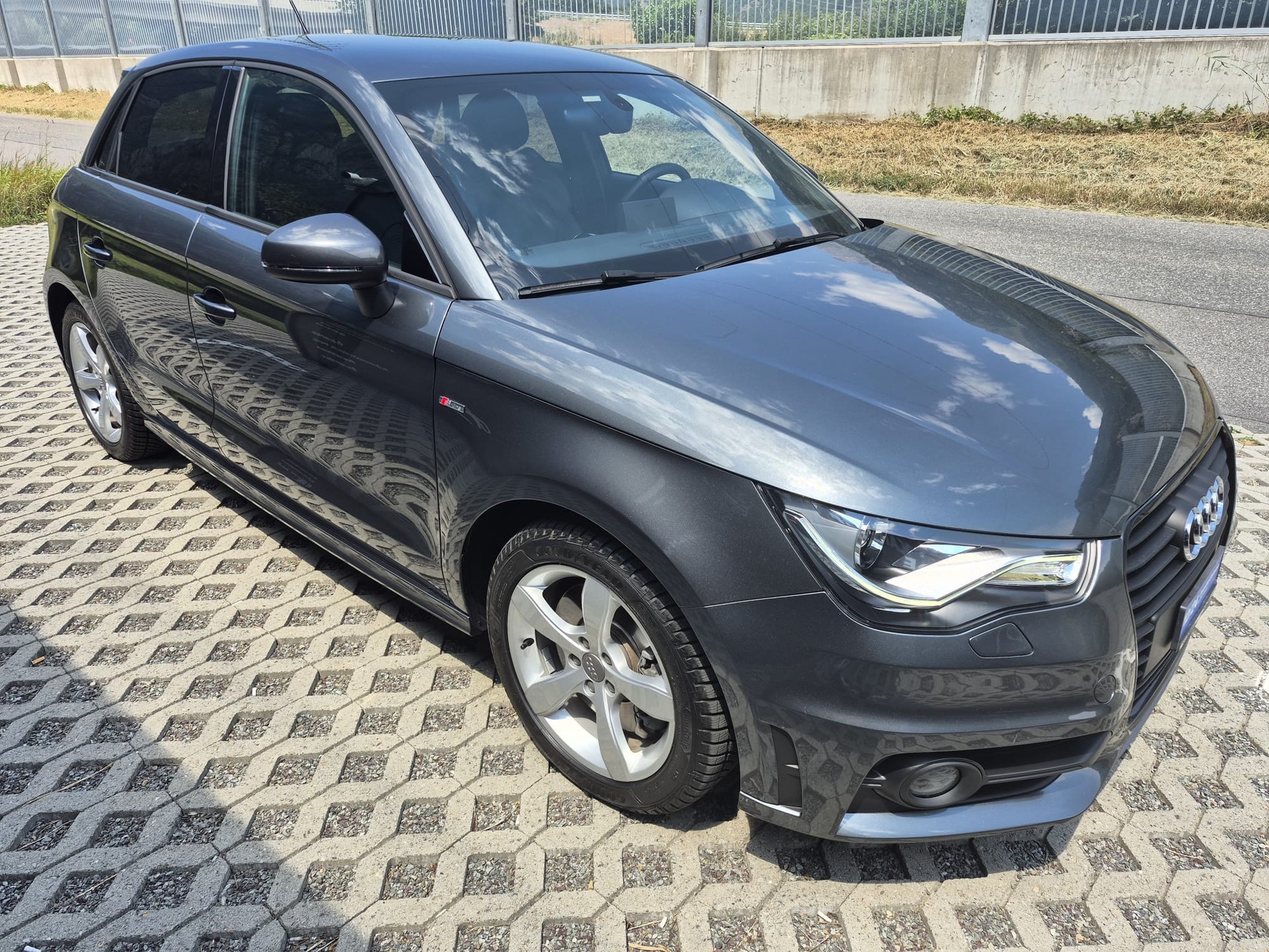 AUDI A1 Sportback Sport 1.4 TFSI Ambition S-tronic-image-2
