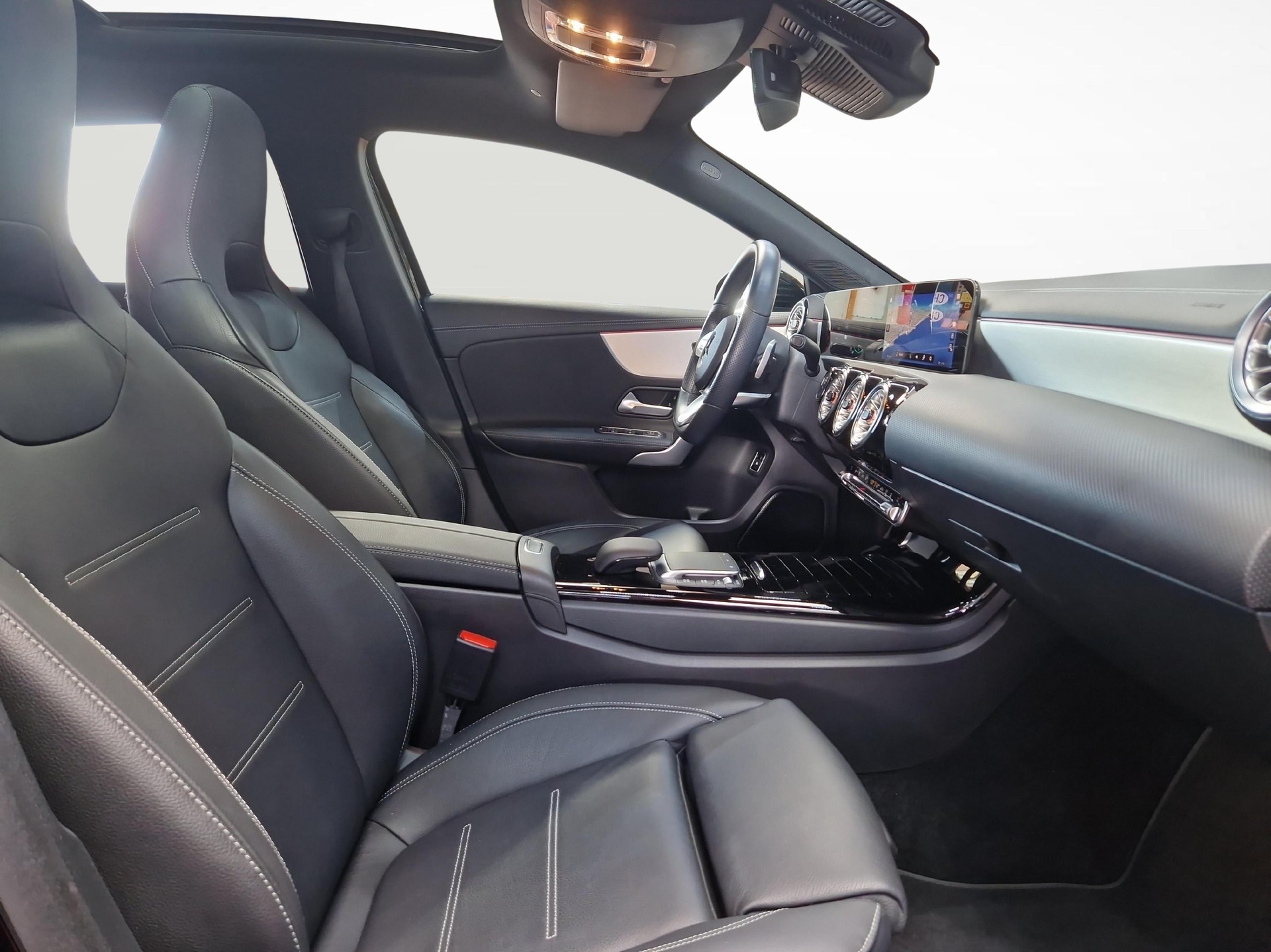 MERCEDES-BENZ A 250 e AMG Line-image-6