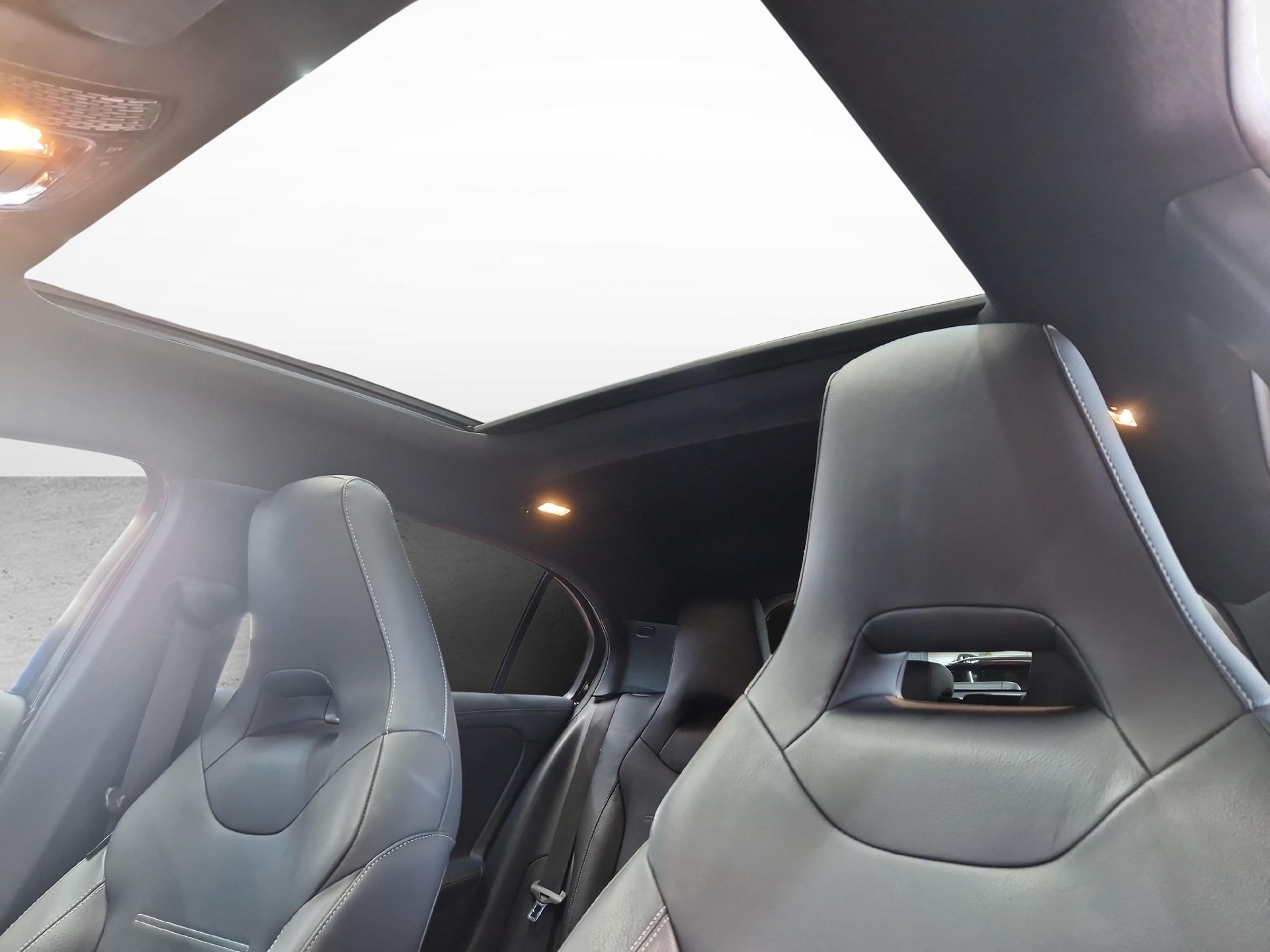 MERCEDES-BENZ A 250 e AMG Line-image-9