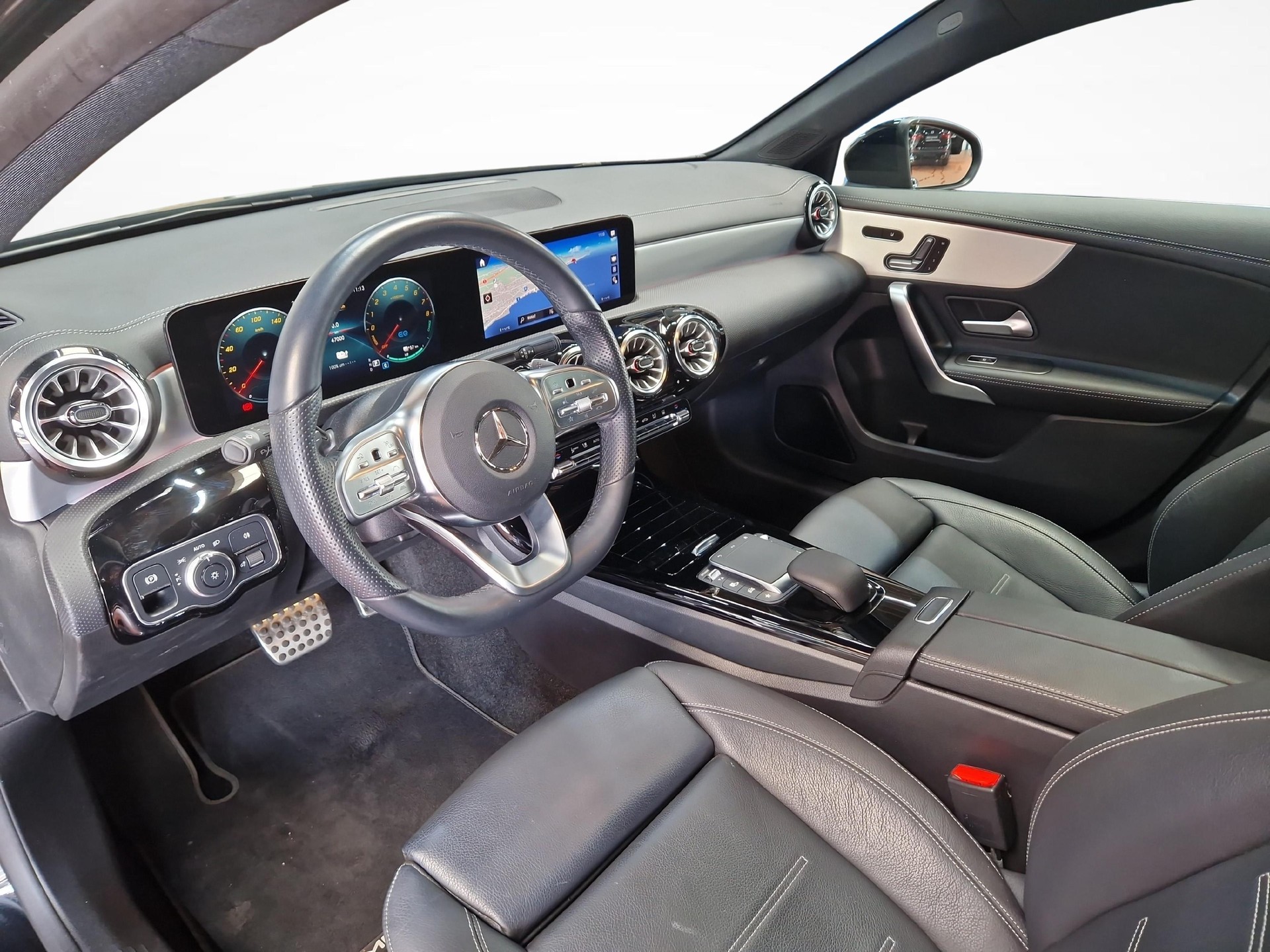 MERCEDES-BENZ A 250 e AMG Line-image-4
