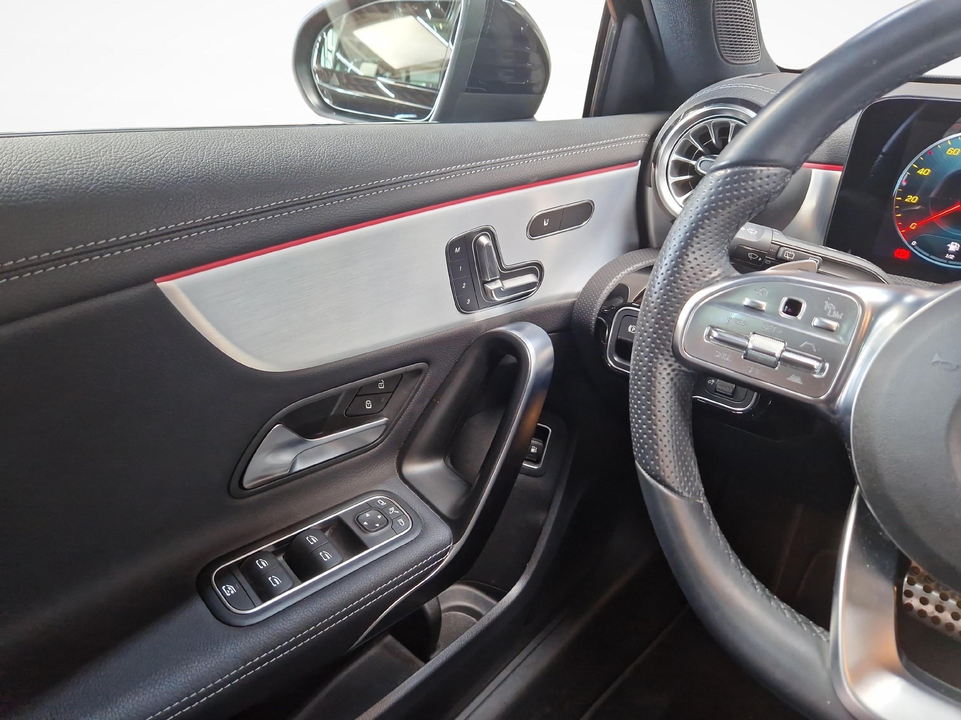 MERCEDES-BENZ A 250 e AMG Line-image-7