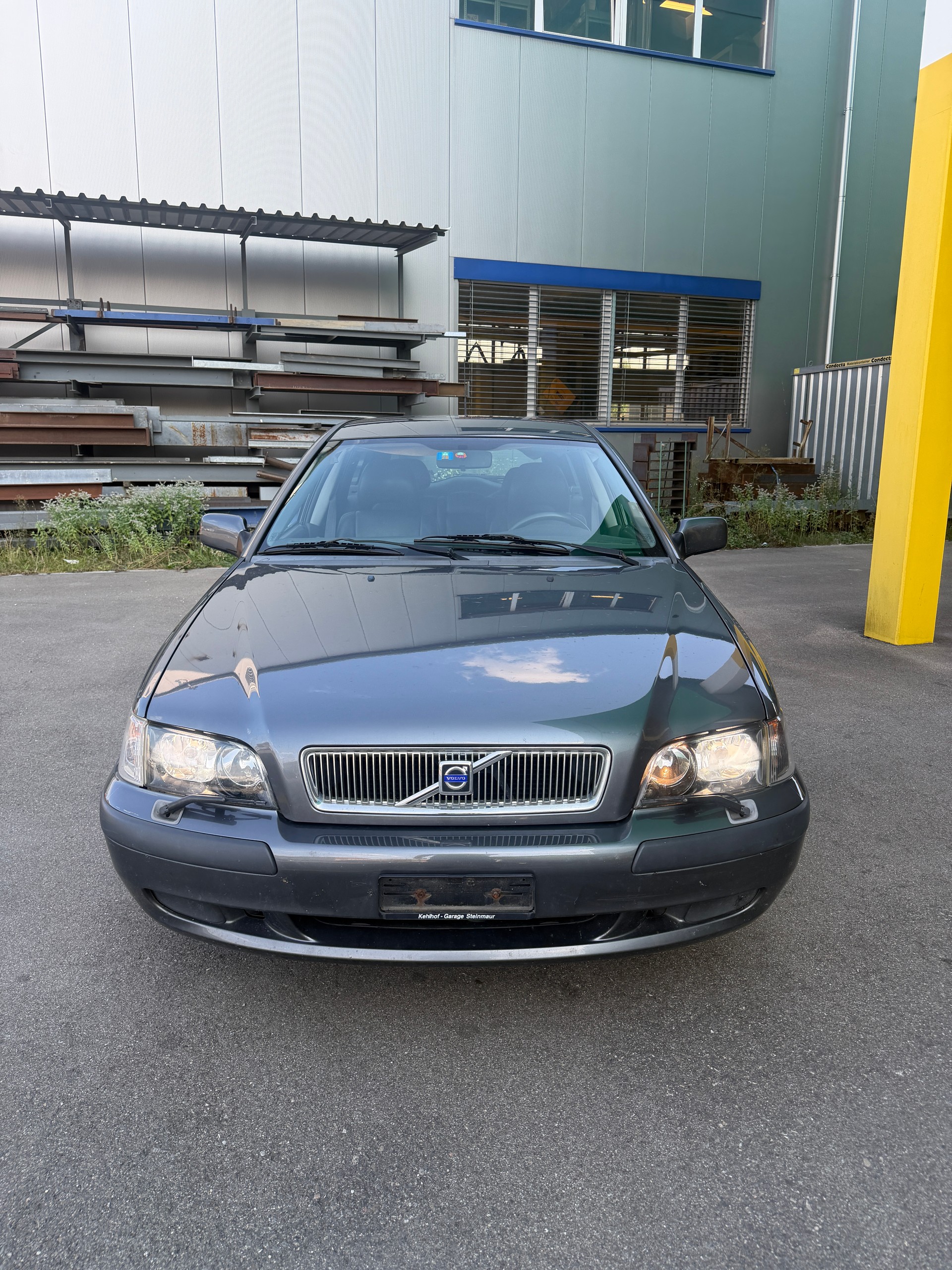 VOLVO V40 T4-image-1