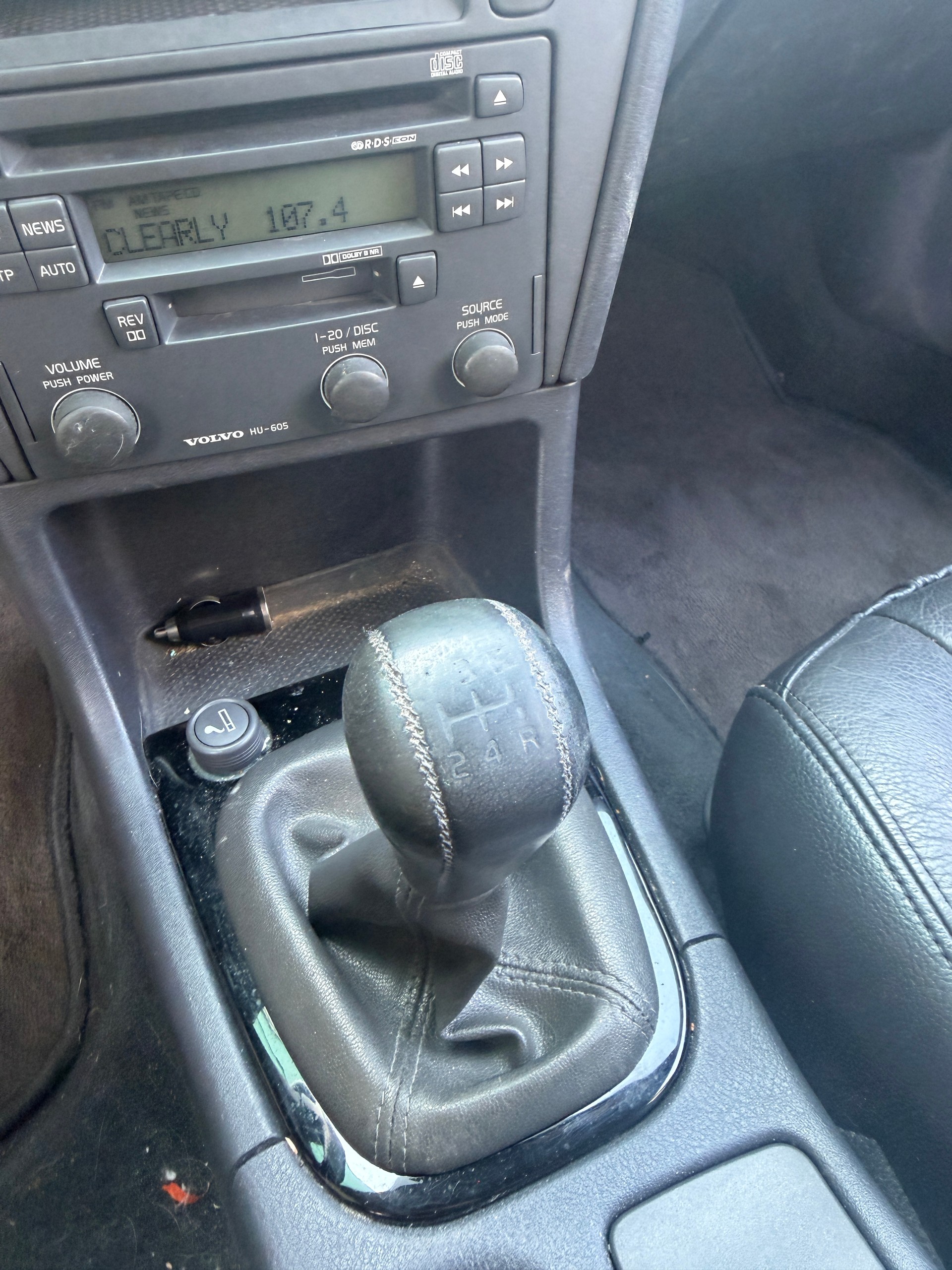 VOLVO V40 T4-image-12