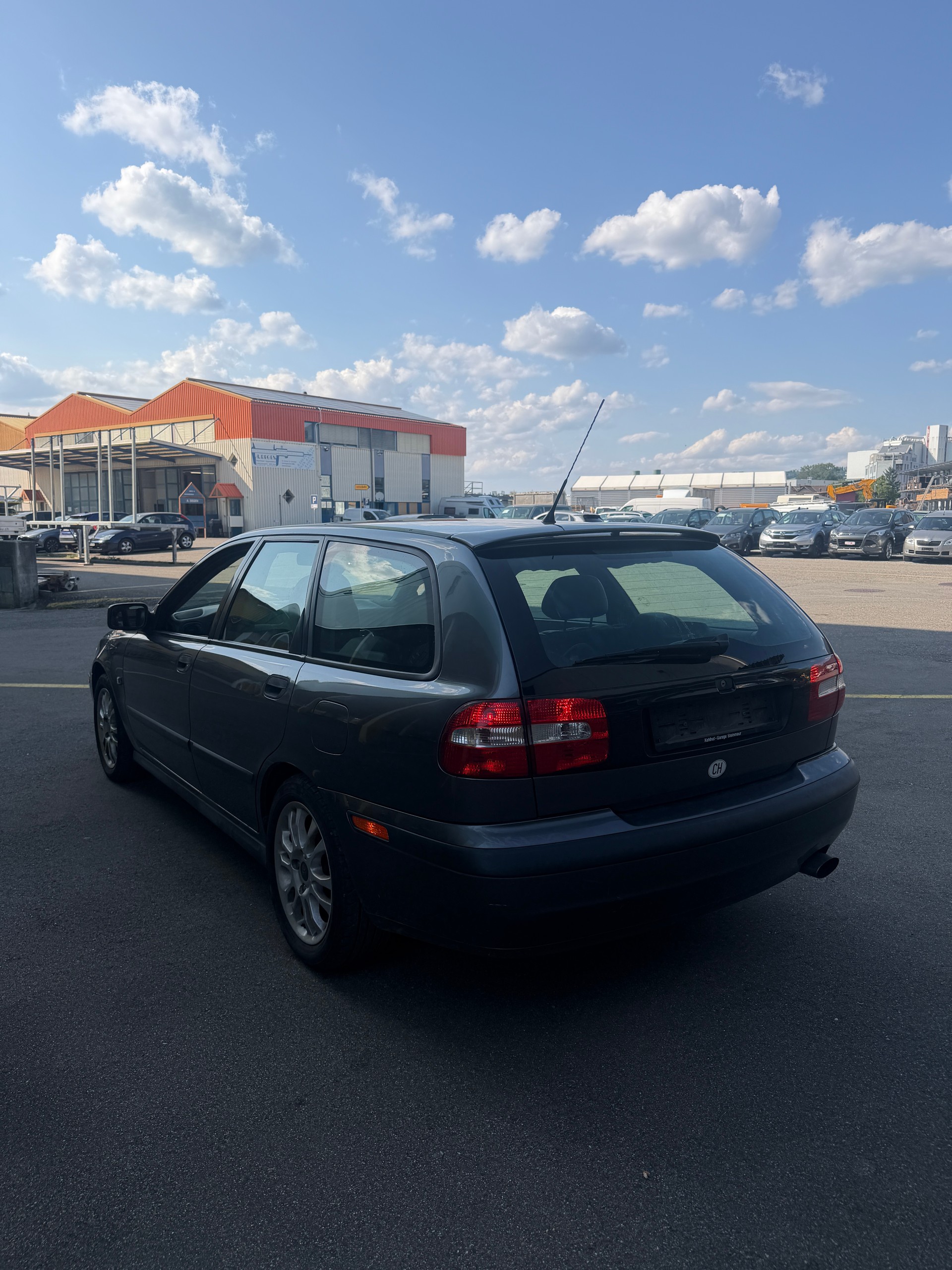VOLVO V40 T4-image-4
