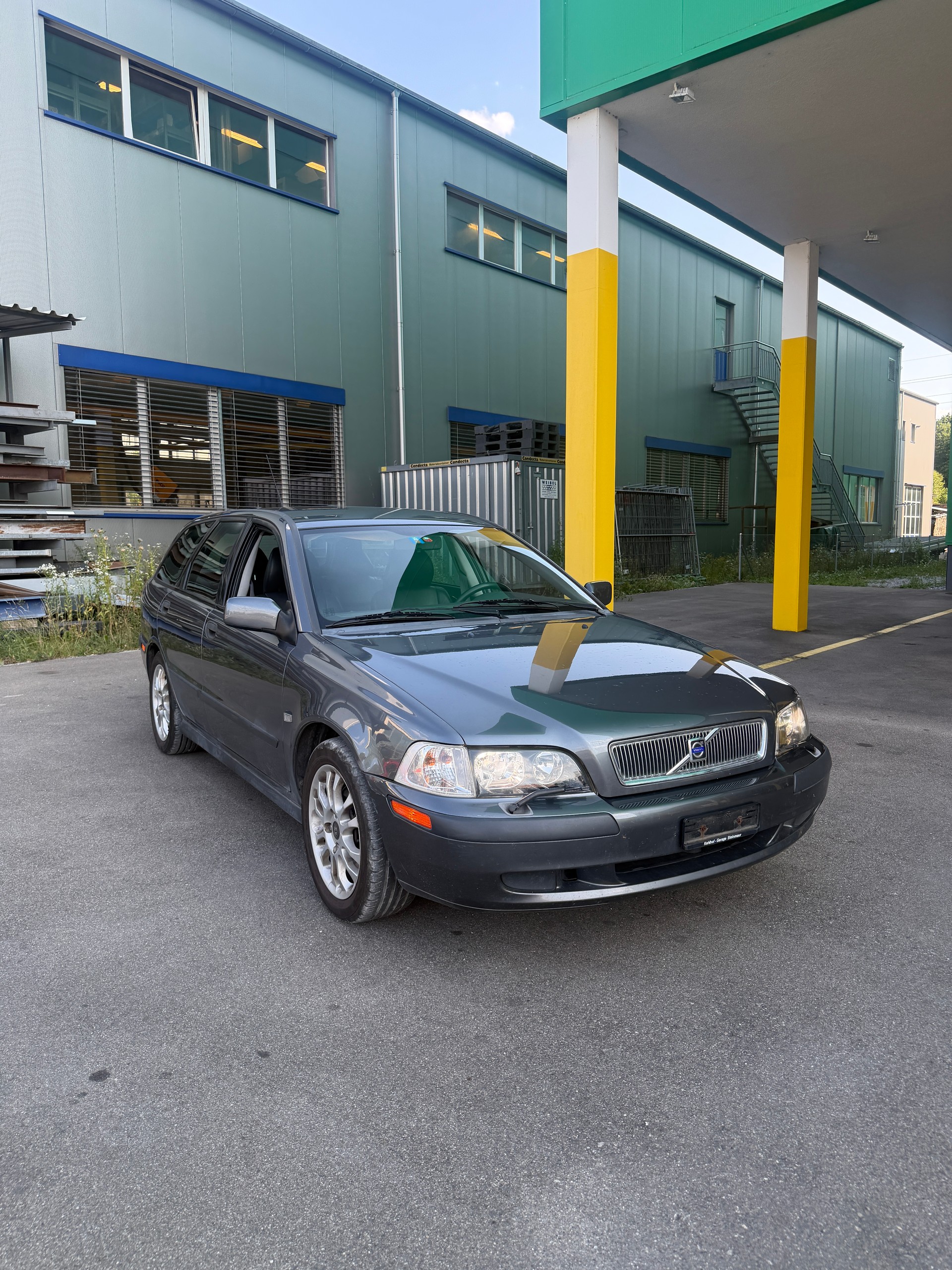 VOLVO V40 T4-image-0