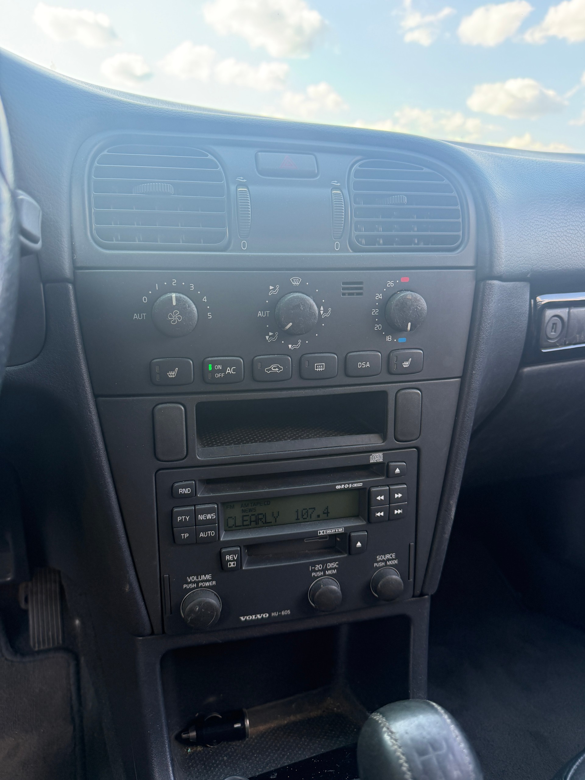 VOLVO V40 T4-image-11