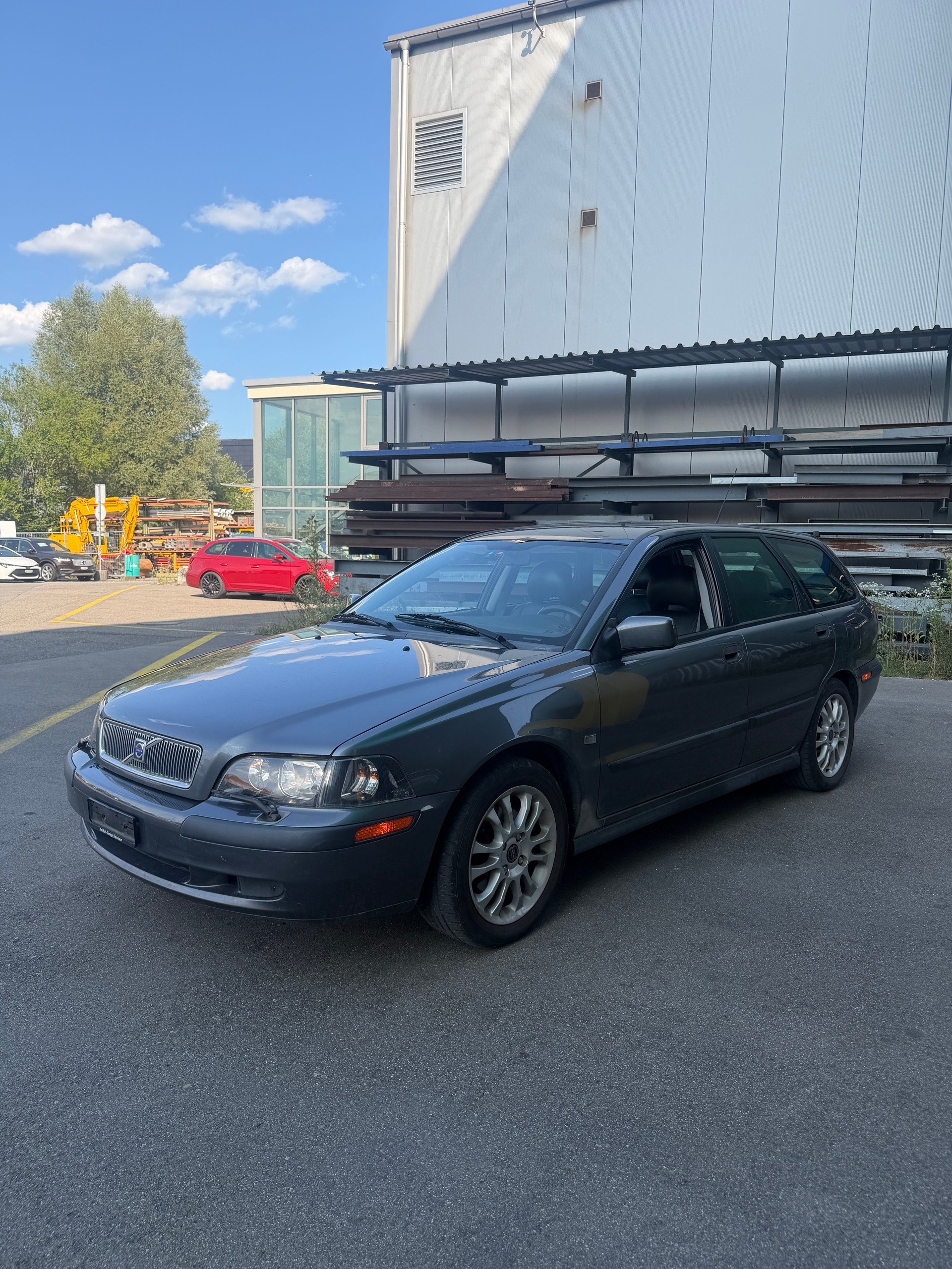 VOLVO V40 T4-image-2