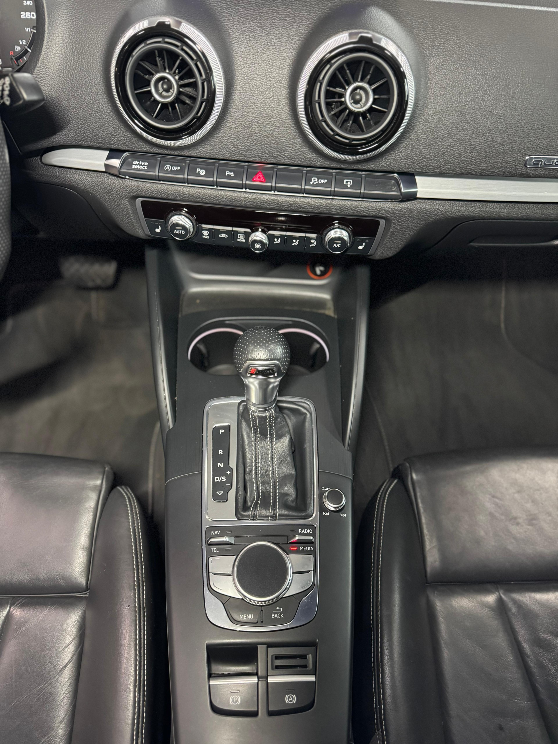 AUDI A3 Sportback 2.0 TDI Ambition quattro S-tronic-image-12