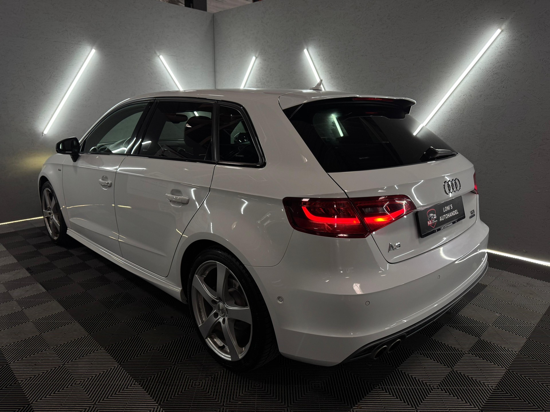 AUDI A3 Sportback 2.0 TDI Ambition quattro S-tronic-image-4