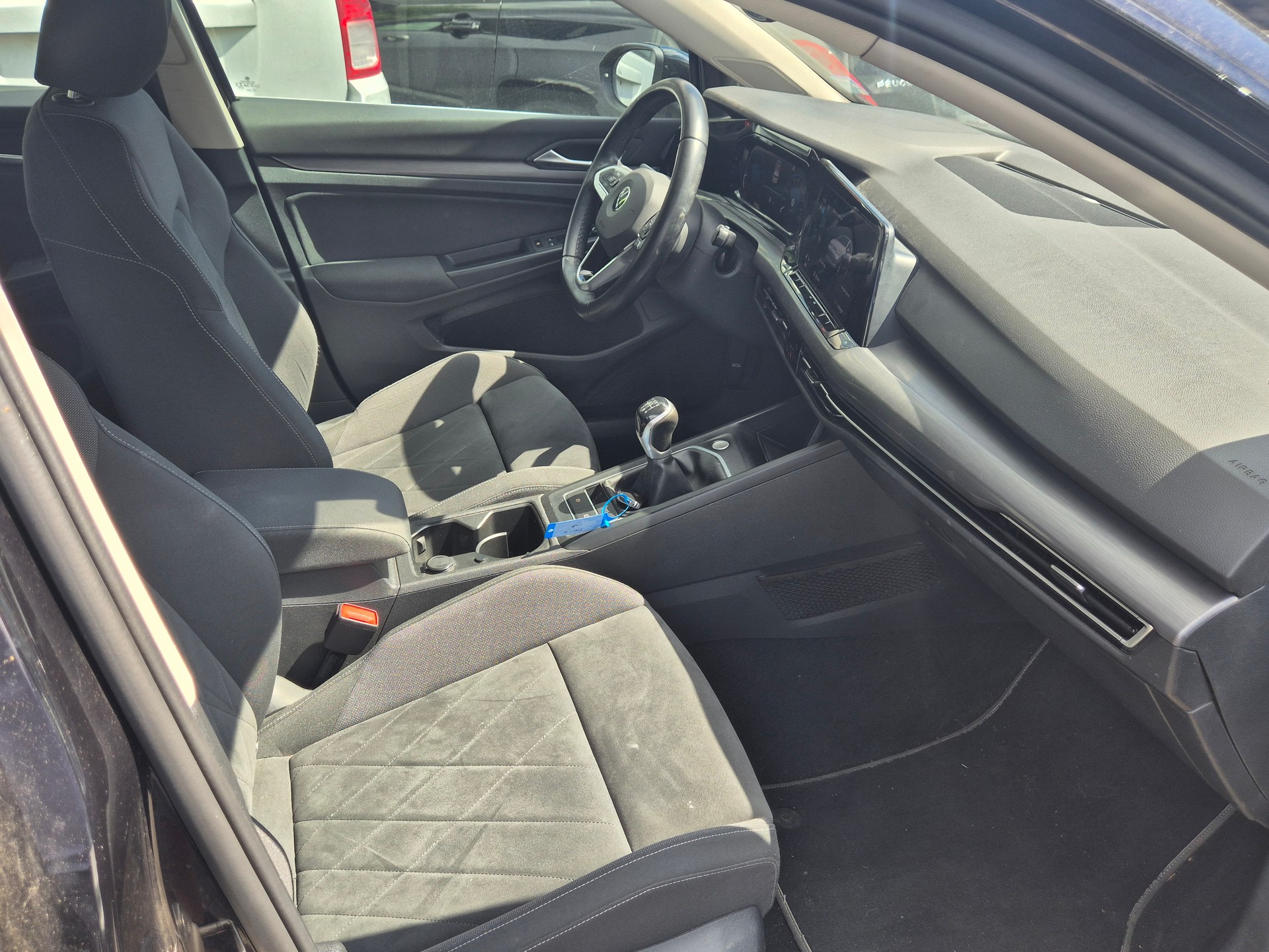 VW Golf 1.5 TSI ACT First Edition-image-8