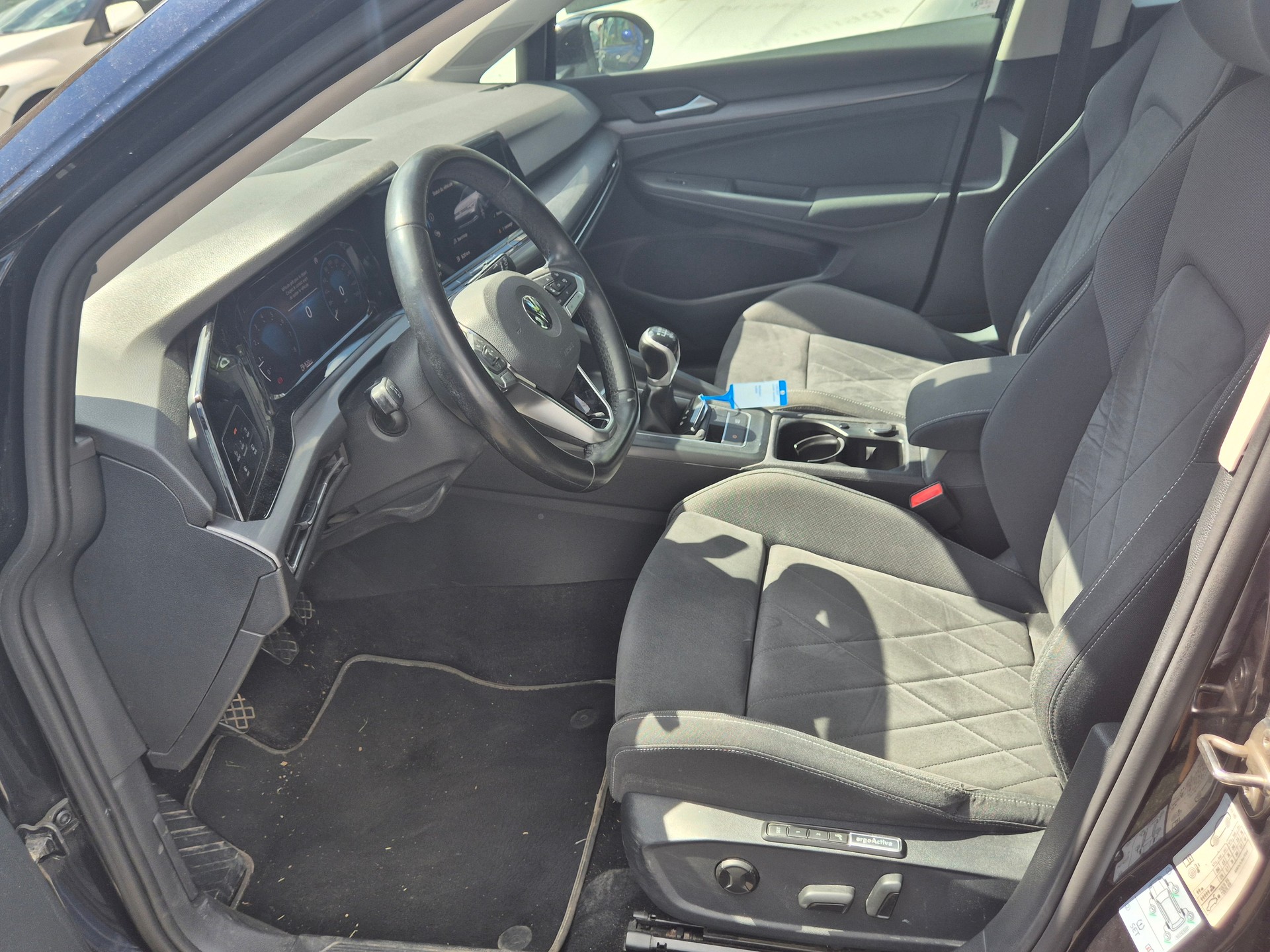VW Golf 1.5 TSI ACT First Edition-image-7