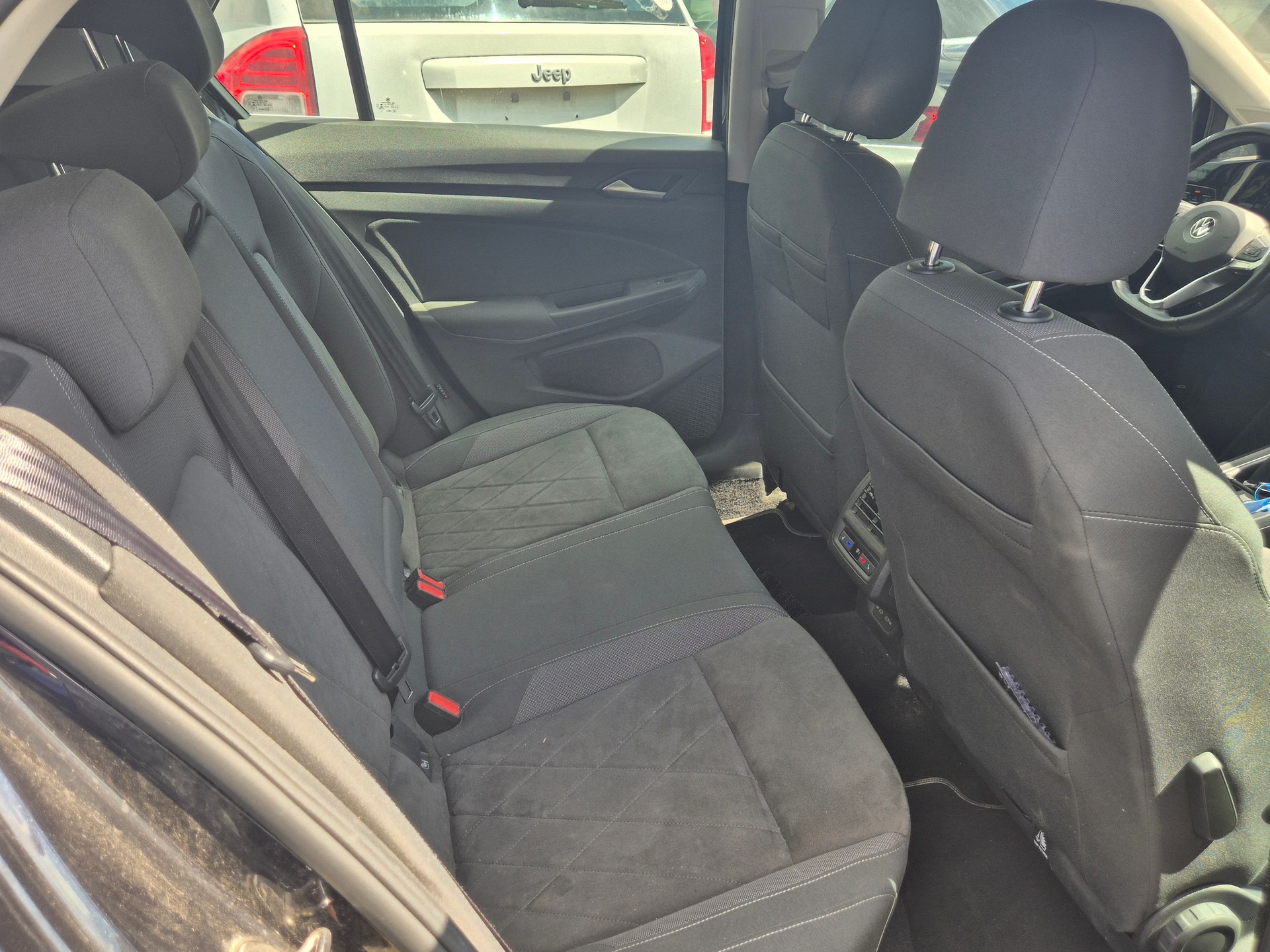 VW Golf 1.5 TSI ACT First Edition-image-9