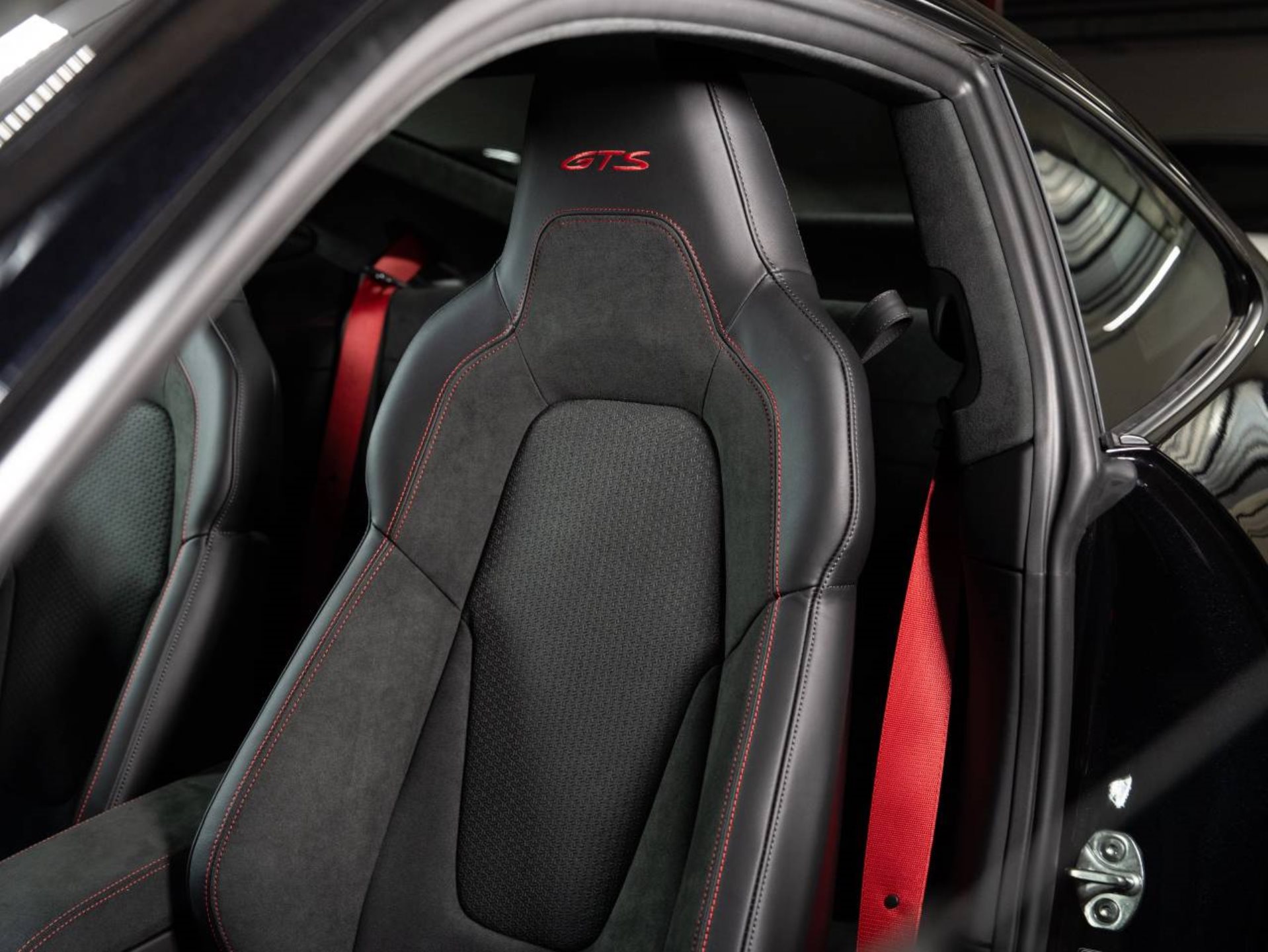 PORSCHE 911 Carrera GTS-image-14