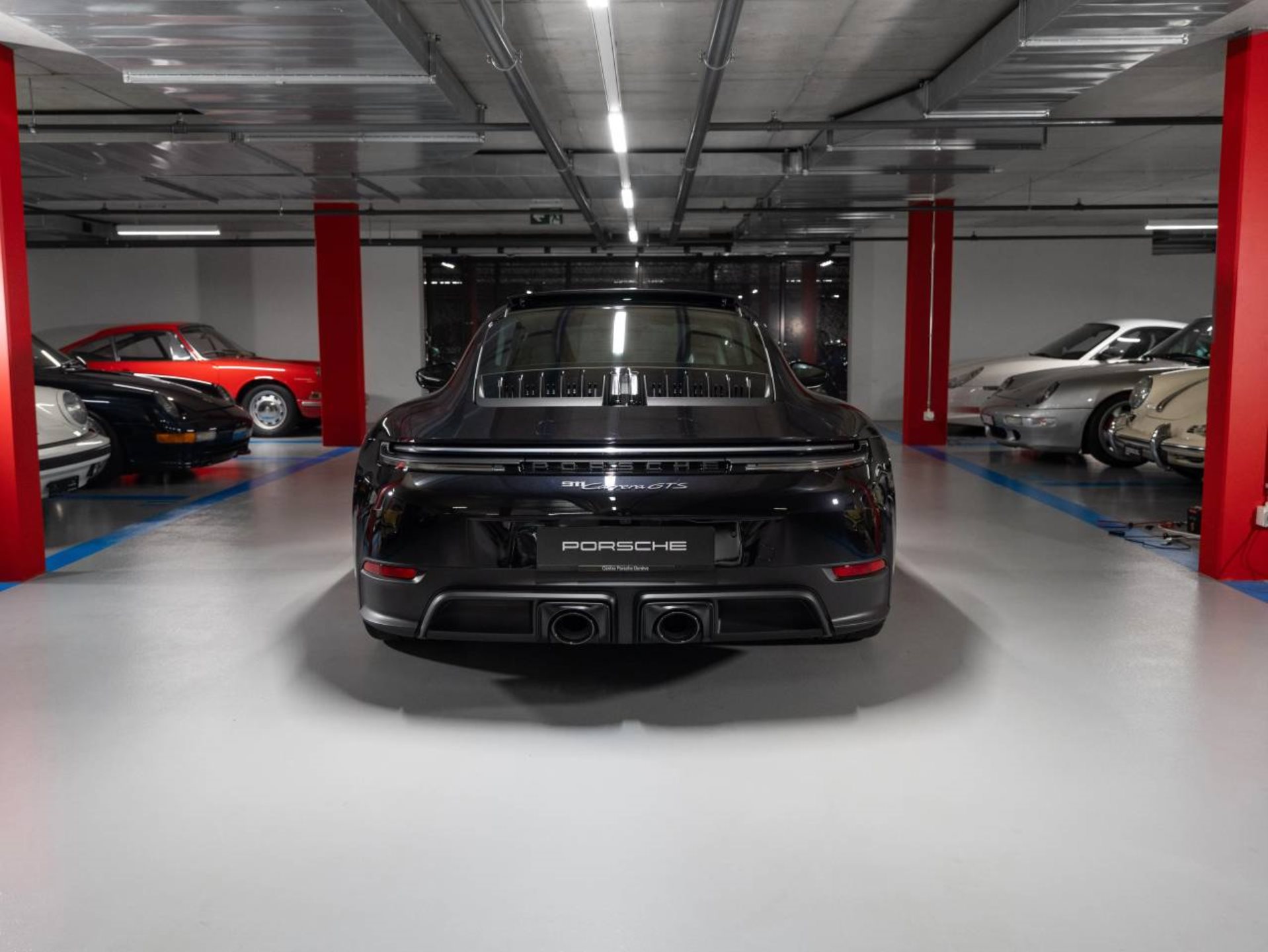 PORSCHE 911 Carrera GTS-image-5